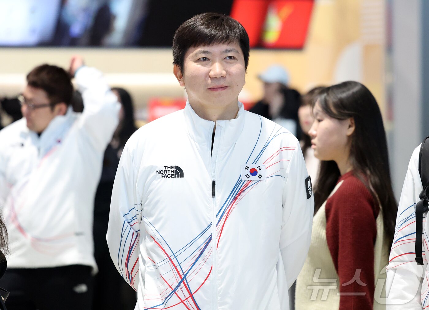 본문 이미지 - 유승민 대한체육회장이 30일 오전 이탈리아 밀라노로 출국하는 2026 밀라노·코르티나담페초 동계올림픽 대한민국 대표팀 선수들을 응원하기 위해 인천국제공항 제2터미널을 찾아 선수들을 바라보고 있다. 2026.1.30/뉴스1 ⓒ News1 김진환 기자