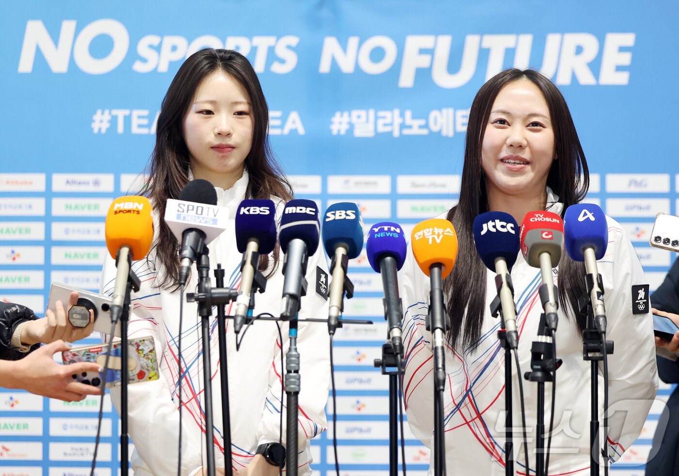 본문 이미지 - 2026 밀라노·코르티나담페초 동계올림픽에 출전하는 대한민국 스피드스케이팅 대표팀의 임리원과 박지우(오른쪽)가 30일 오전 인천국제공항 제2터미널을 통해 이탈리아 밀라노로 출국 전 취재진과 공식 인터뷰를 하고 있다. 2026.1.30/뉴스1 ⓒ News1 김진환 기자