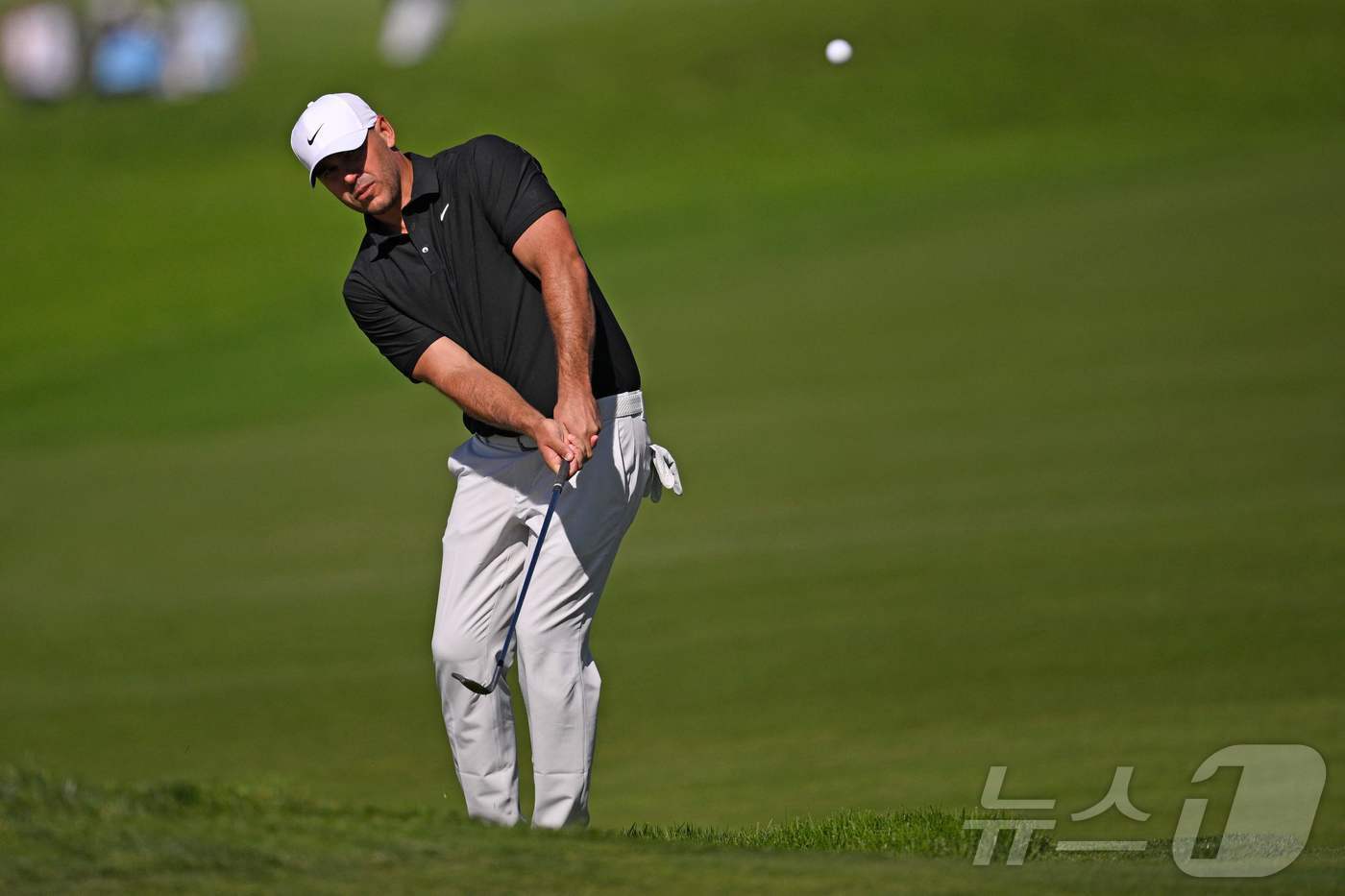 본문 이미지 - 브룩스 켑카가 30일(한국시간) 열린 PGA 투어 파머스 인슈어런스오픈 1라운드에서 공동 102위에 그쳤다. ⓒ AFP=뉴스1