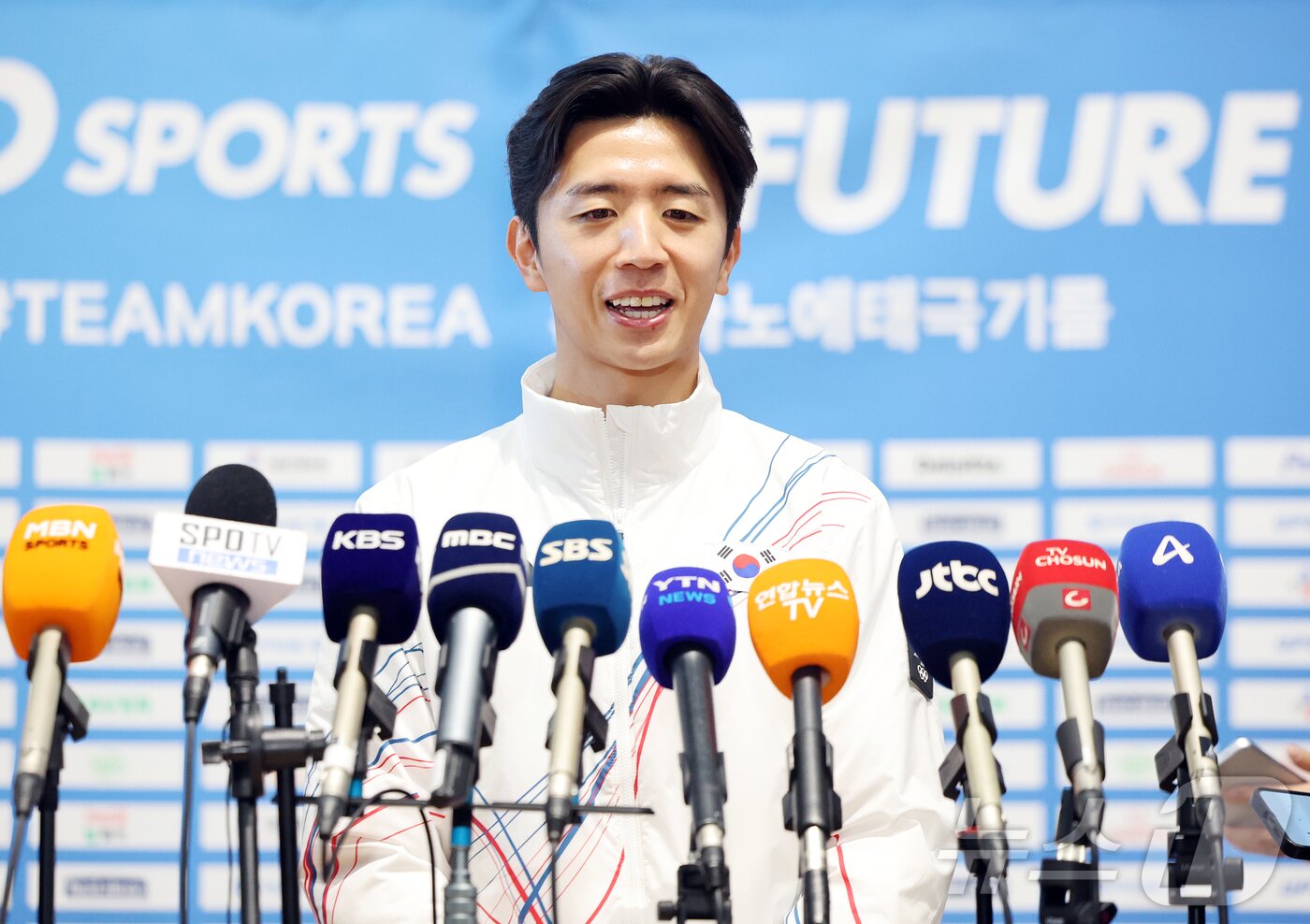 본문 이미지 - 2026 밀라노·코르티나담페초 동계올림픽에 출전하는 대한민국 바이에슬론 대표팀의 최두진이 30일 오전 인천국제공항 제2터미널을 통해 이탈리아 밀라노로 출국 전 취재진과 공식 인터뷰를 하고 있다. 2026.1.30/뉴스1 ⓒ News1 김진환 기자