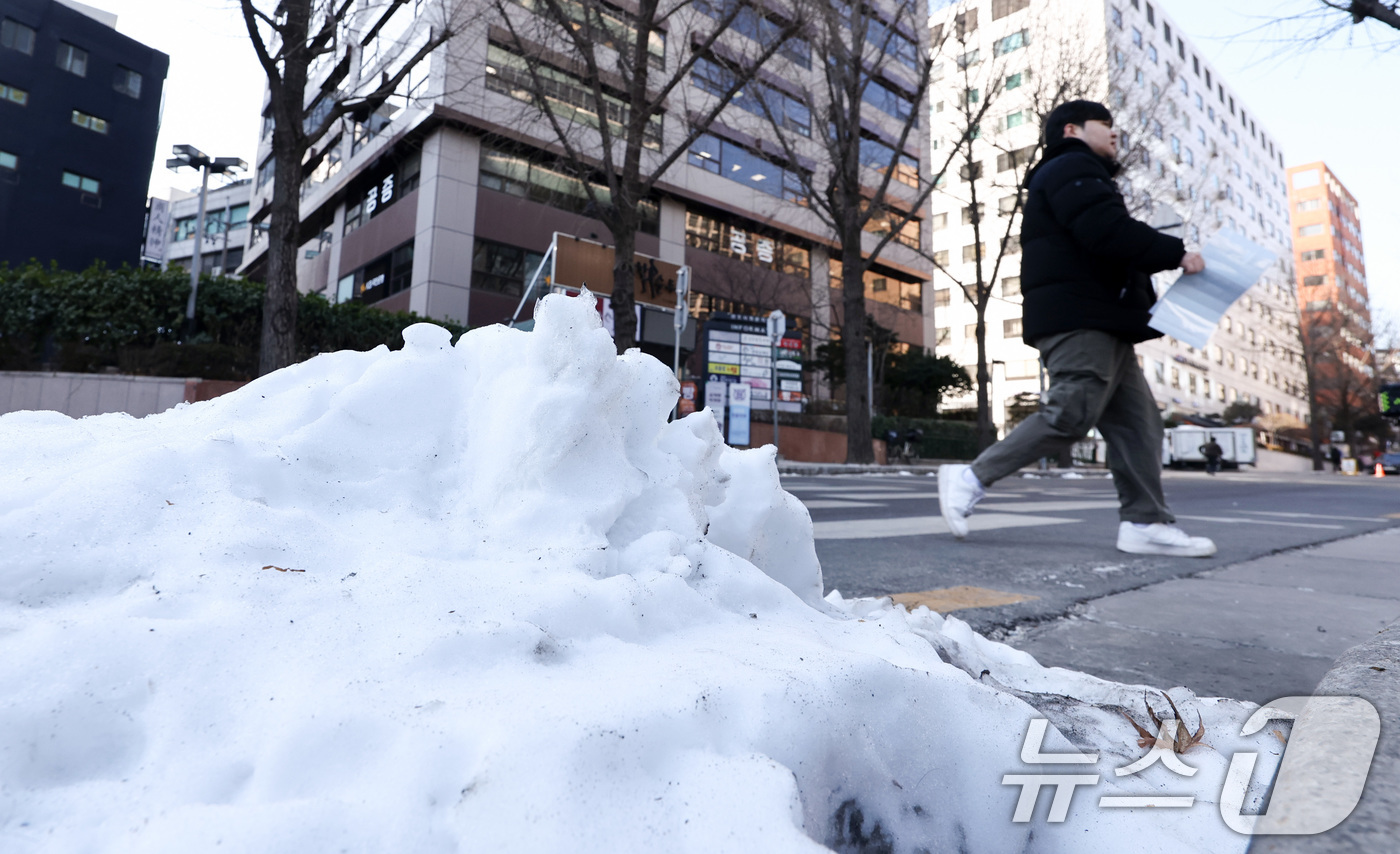 (서울=뉴스1) 최지환 기자 = 한파가 이어지는 30일 서울 종로구 세종문화회관 인근 거리에 눈이 쌓여 있다. 2026.1.30/뉴스1