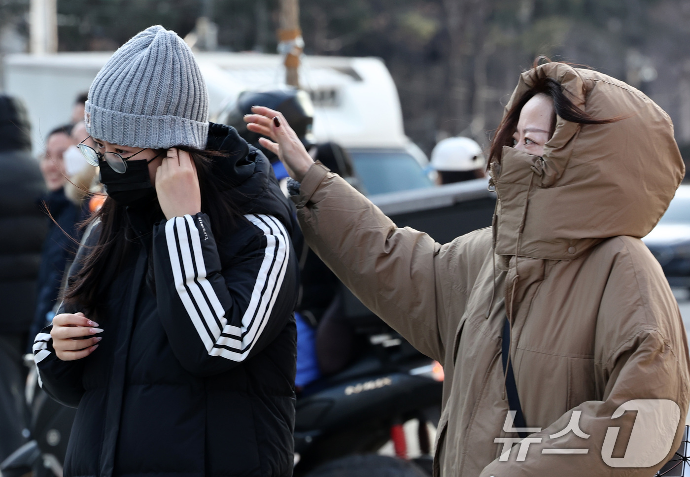 (서울=뉴스1) 최지환 기자 = 한파가 이어지는 30일 서울 종로구 광화문광장에서 외국인 관광객들이 발걸음을 옮기고 있다. 2026.1.30/뉴스1