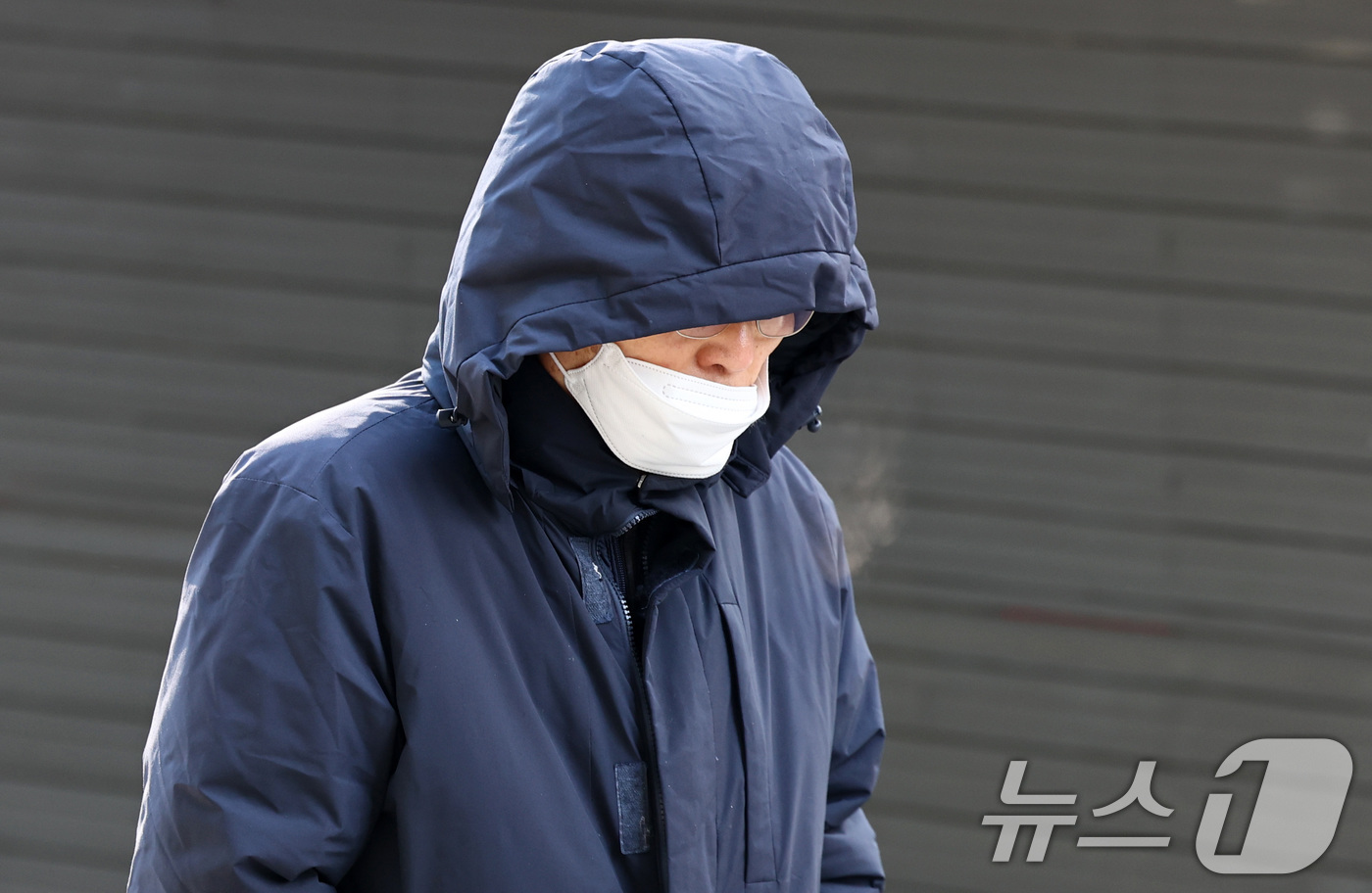 (서울=뉴스1) 최지환 기자 = 한파가 이어지는 30일 서울 중구 을지로입구역 인근 거리에서 시민들이 발걸음을 옮기고 있다. 2026.1.30/뉴스1