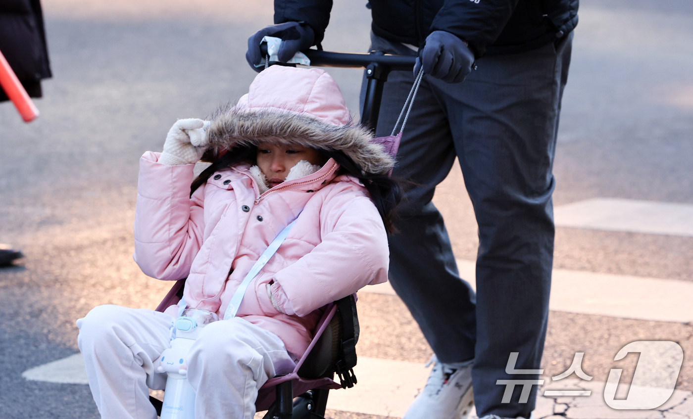(서울=뉴스1) 최지환 기자 = 한파가 이어지는 30일 서울 중구 을지로입구역 인근 거리에서 관광객들이 발걸음을 옮기고 있다. 2026.1.30/뉴스1