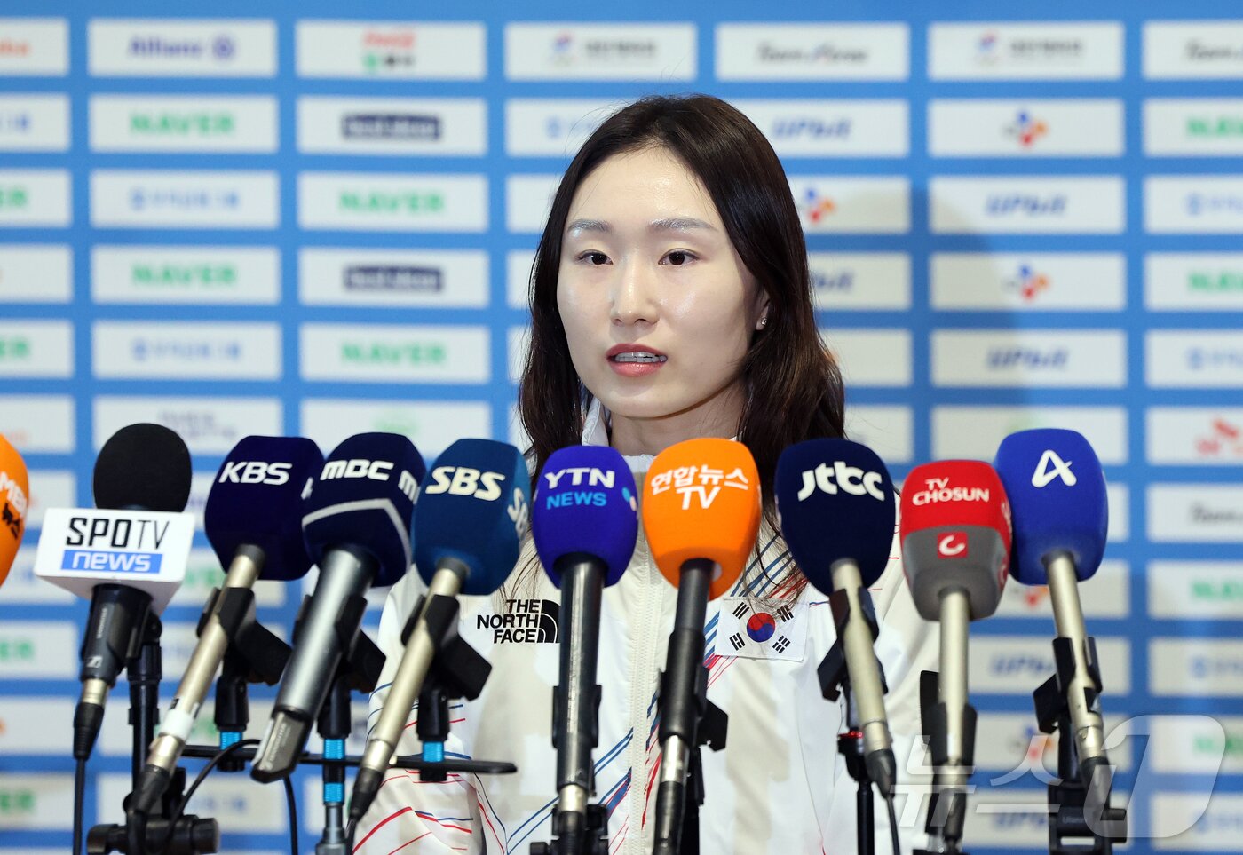 본문 이미지 - 2026 밀라노·코르티나담페초 동계올림픽에 출전하는 대한민국 쇼트트랙 대표팀의 최민정이 30일 오전 인천국제공항 제2터미널을 통해 이탈리아 밀라노로 출국 전 취재진과 공식 인터뷰를 하고 있다. 2026.1.30/뉴스1 ⓒ News1 김진환 기자