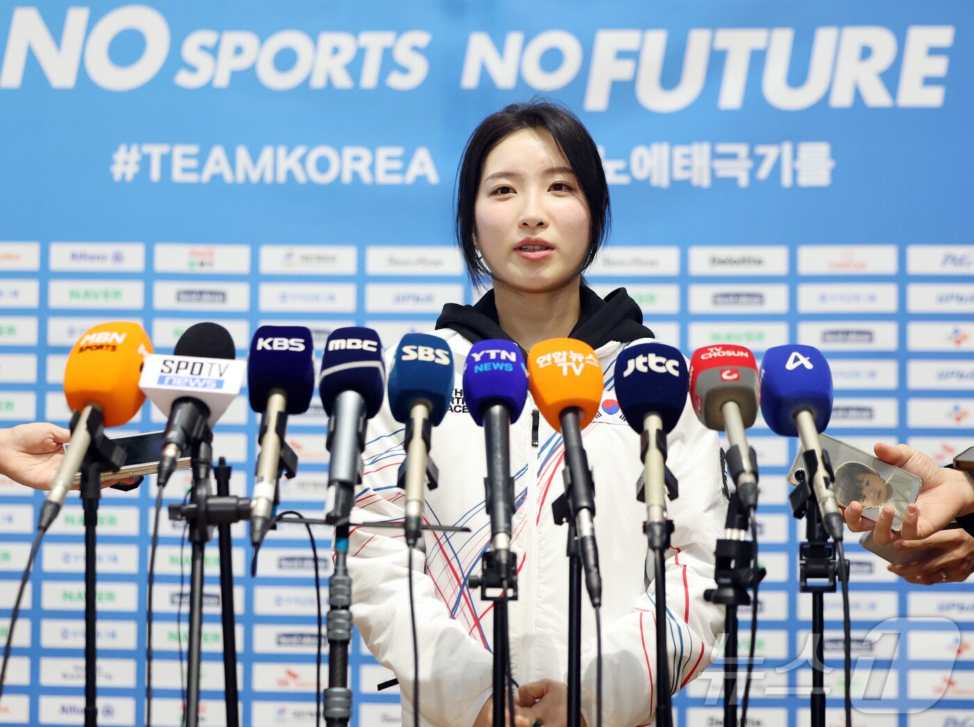 본문 이미지 - 2026 밀라노·코르티나담페초 동계올림픽에 출전하는 대한민국 쇼트트랙 대표팀의 김길리가 30일 오전 인천국제공항 제2터미널을 통해 이탈리아 밀라노로 출국 전 취재진과 공식 인터뷰를 하고 있다. 2026.1.30/뉴스1 ⓒ News1 김진환 기자