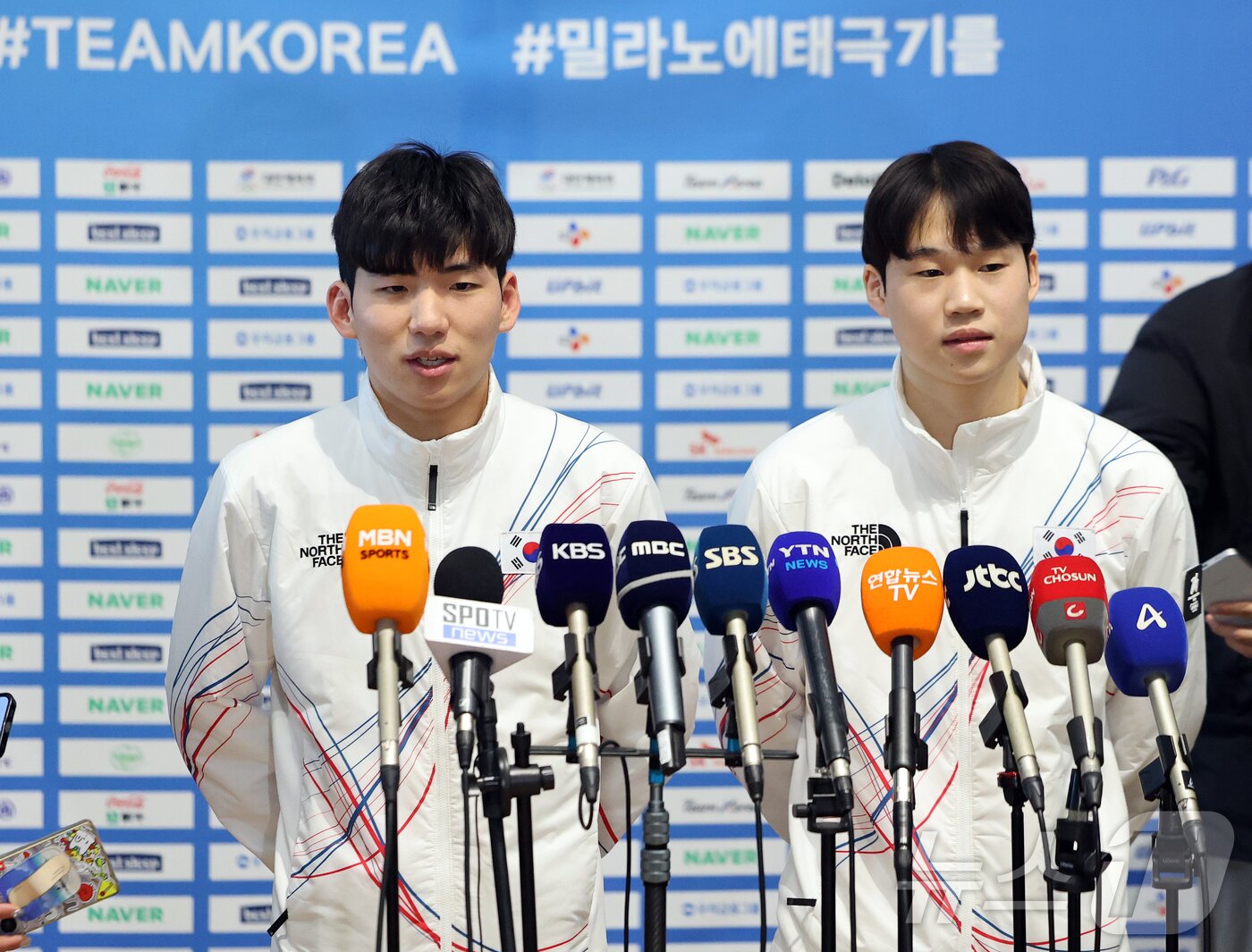 본문 이미지 - 2026 밀라노·코르티나담페초 동계올림픽에 출전하는 대한민국 스피드스케이팅 대표팀의 정재원과 조승민이 30일 오전 인천국제공항 제2터미널을 통해 이탈리아 밀라노로 출국 전 취재진과 공식 인터뷰를 하고 있다. 2026.1.30/뉴스1 ⓒ News1 김진환 기자