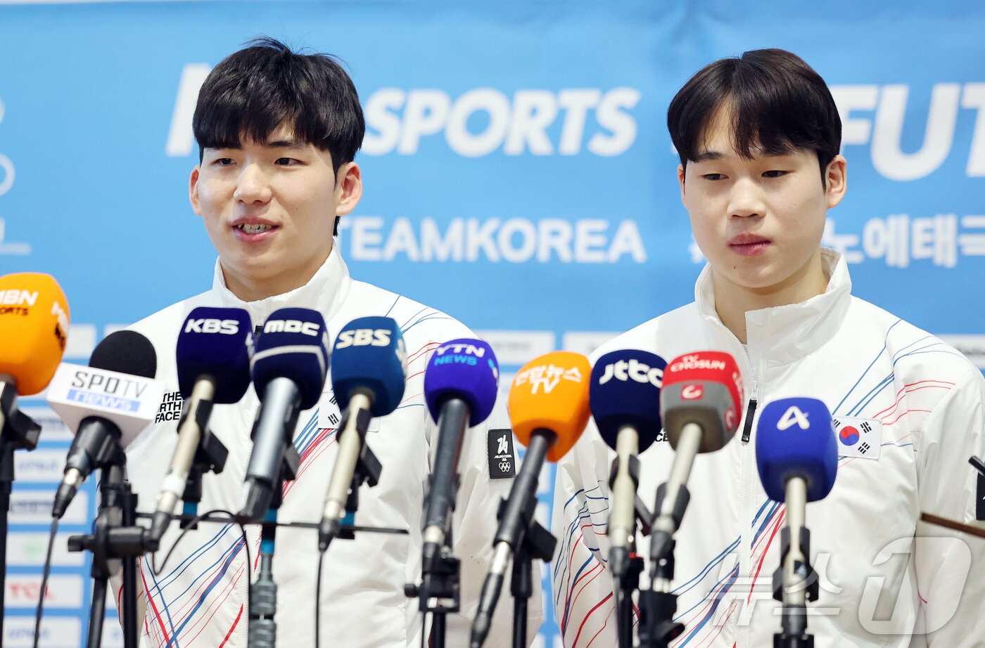 본문 이미지 - 2026 밀라노·코르티나담페초 동계올림픽에 출전하는 대한민국 스피드스케이팅 대표팀의 정재원과 조승민이 30일 오전 인천국제공항 제2터미널을 통해 이탈리아 밀라노로 출국 전 취재진과 공식 인터뷰를 하고 있다. 2026.1.30/뉴스1 ⓒ News1 김진환 기자