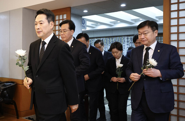 [뉴스1 PICK]장동혁 등 국민의힘 지도부, 故 이해찬 전 총리 빈소 조문