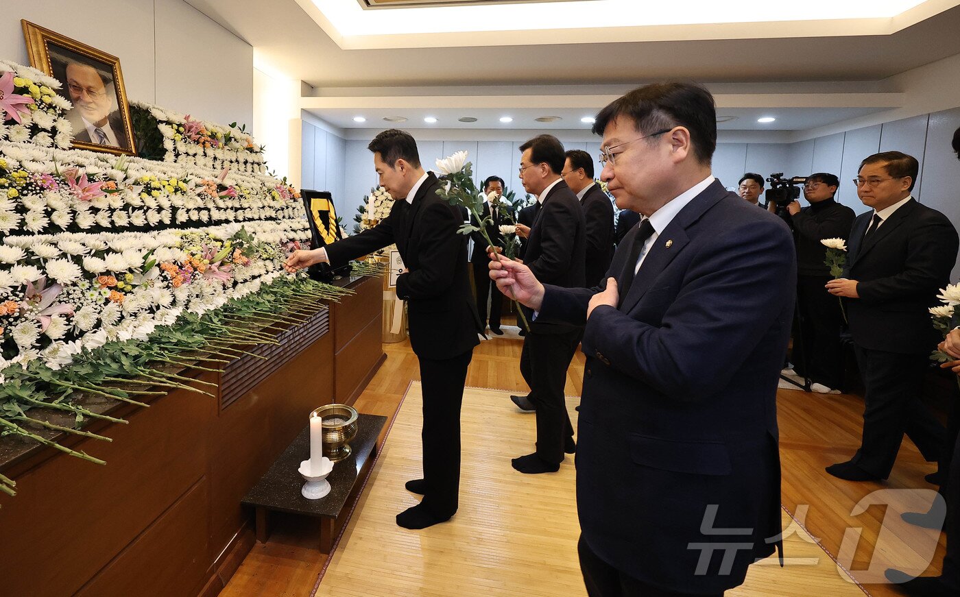본문 이미지 - 장동혁 국민의힘 대표와 송언석 원내대표 등 지도부가 30일 오전 서울 종로구 서울대학교병원 장례식장에 마련된 故 이해찬 전 국무총리의 빈소를 찾아 조문하고 있다. 2026.1.30/뉴스1 ⓒ News1 사진공동취재단