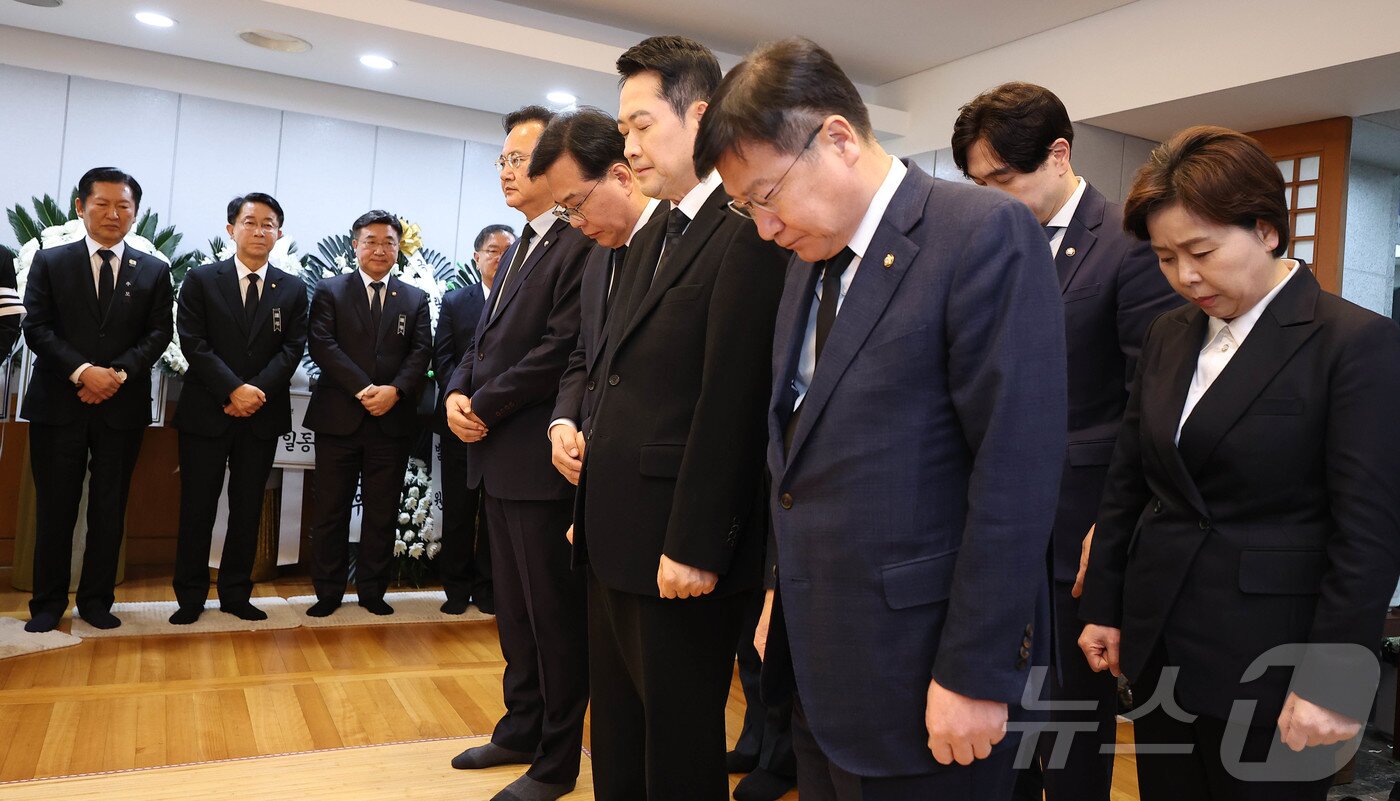본문 이미지 - 장동혁 국민의힘 대표와 송언석 원내대표 등 지도부가 30일 오전 서울 종로구 서울대학교병원 장례식장에 마련된 故 이해찬 전 국무총리의 빈소를 찾아 조문하고 있다. 2026.1.30/뉴스1 ⓒ News1 사진공동취재단