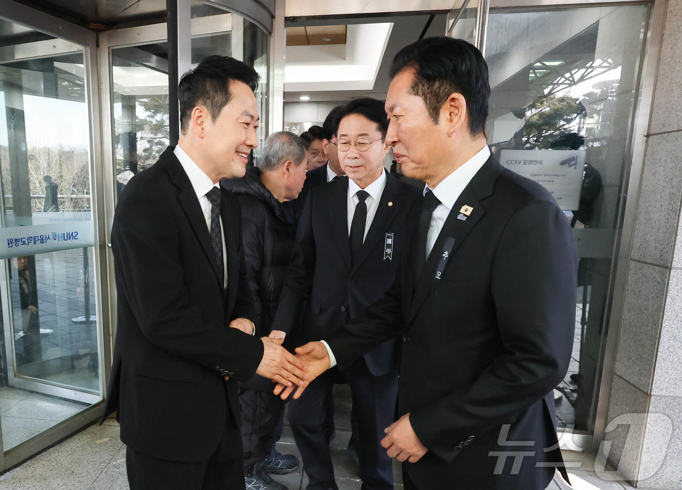 (서울=뉴스1) 사진공동취재단 = 정청래 더불어민주당 대표가 30일 서울 종로구 서울대학교병원 장례식장에 마련된 고 이해찬 전 국무총리의 빈소에서 조문을 마친 장동혁 국민의힘 대표 …