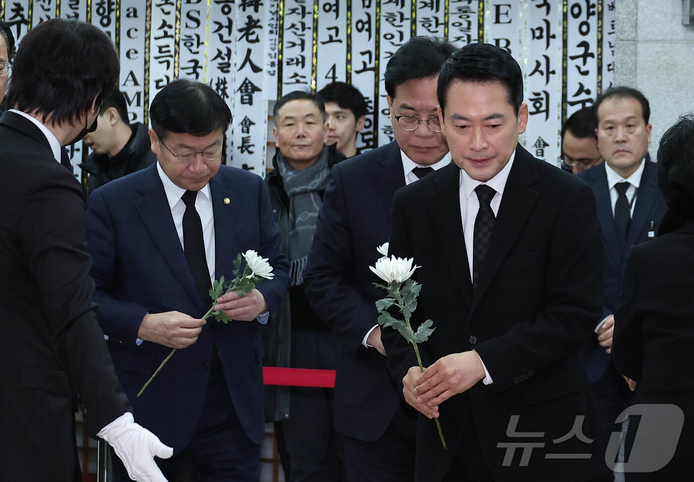 본문 이미지 - 장동혁 국민의힘 대표와 송언석 원내대표, 정점식 정책위의장이 30일 오전 서울 종로구 서울대학교병원 장례식장에 마련된 故 이해찬 전 국무총리의 빈소를 찾아 조문하고 있다. 2026.1.30/뉴스1 ⓒ News1 사진공동취재단