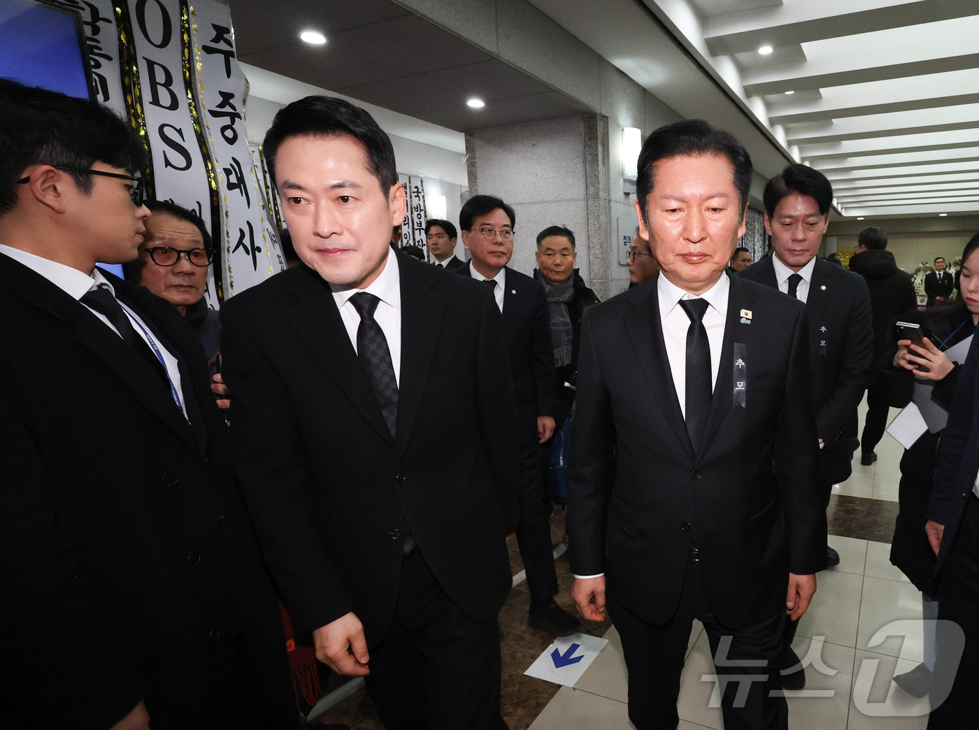 (서울=뉴스1) 사진공동취재단 = 정청래 더불어민주당 대표가 30일 서울 종로구 서울대학교병원 장례식장에 마련된 고 이해찬 전 국무총리의 빈소에서 조문을 마친 장동혁 국민의힘 대표 …