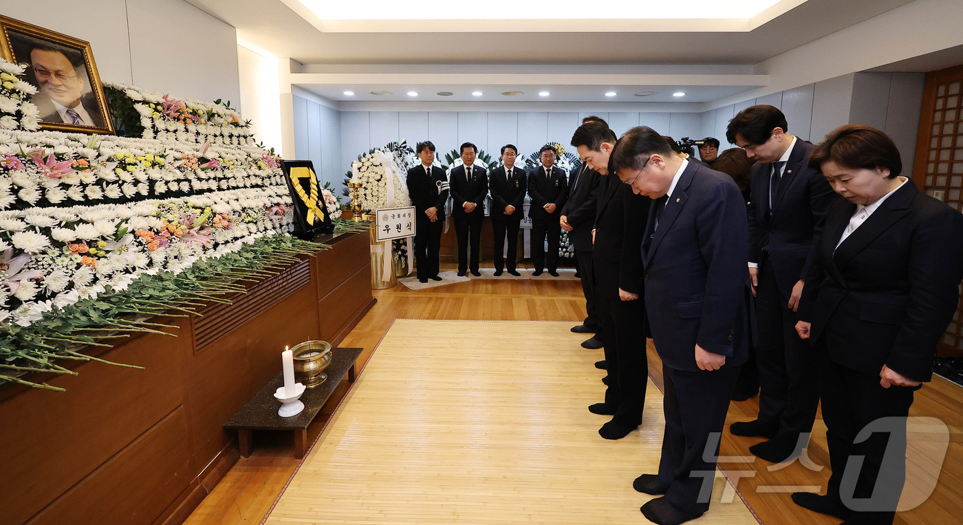 (서울=뉴스1) 사진공동취재단 = 장동혁 국민의힘 대표와 송언석 원내대표 등 지도부가 30일 오전 서울 종로구 서울대학교병원 장례식장에 마련된 故 이해찬 전 국무총리의 빈소를 찾아 …