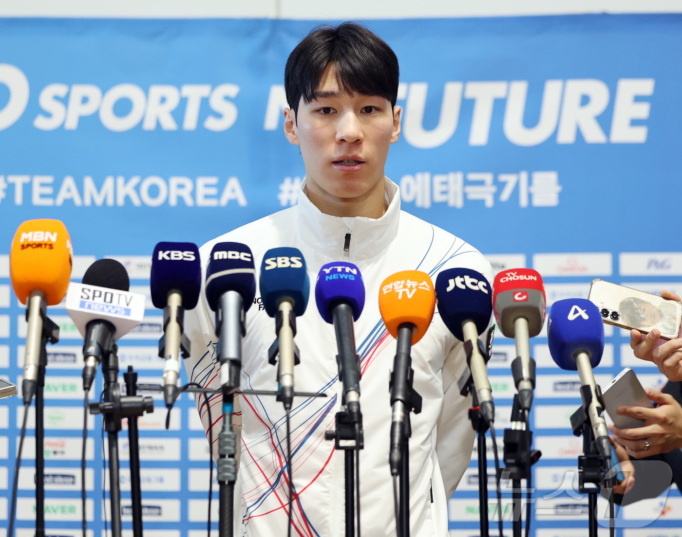 (인천공항=뉴스1) 김진환 기자 = 2026 밀라노·코르티나담페초 동계올림픽에 출전하는 대한민국 쇼트트랙 대표팀의 황대헌이 30일 오전 인천국제공항 제2터미널을 통해 이탈리아 밀라 …