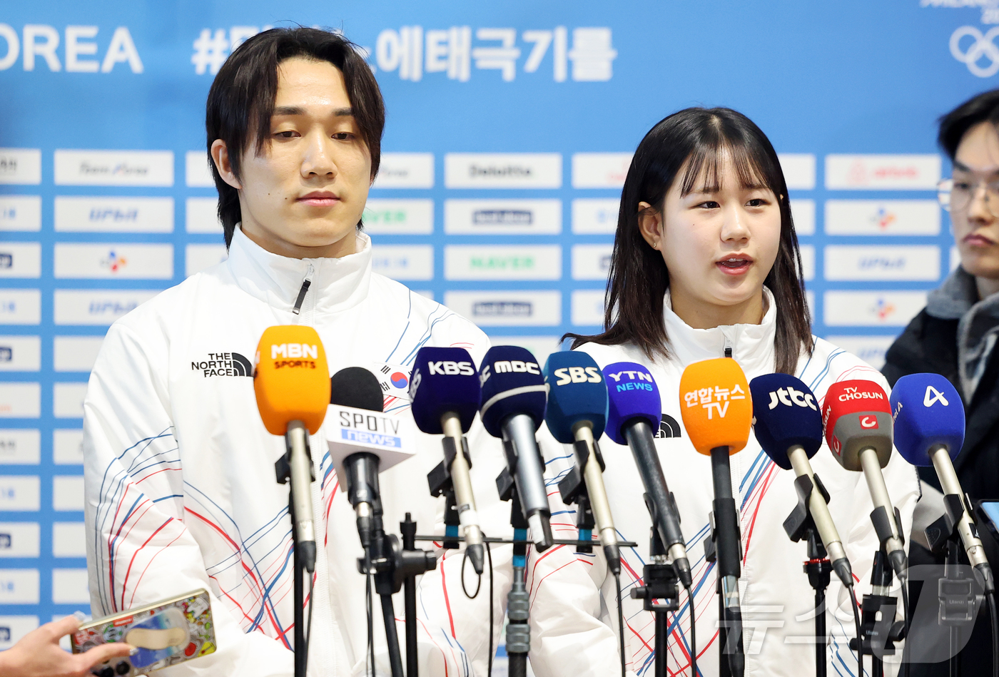 (인천공항=뉴스1) 김진환 기자 = 2026 밀라노·코르티나담페초 동계올림픽에 출전하는 대한민국 스켈레톤 대표팀의 김지수와 홍수정(오른쪽)이 30일 오전 인천국제공항 제2터미널을 …