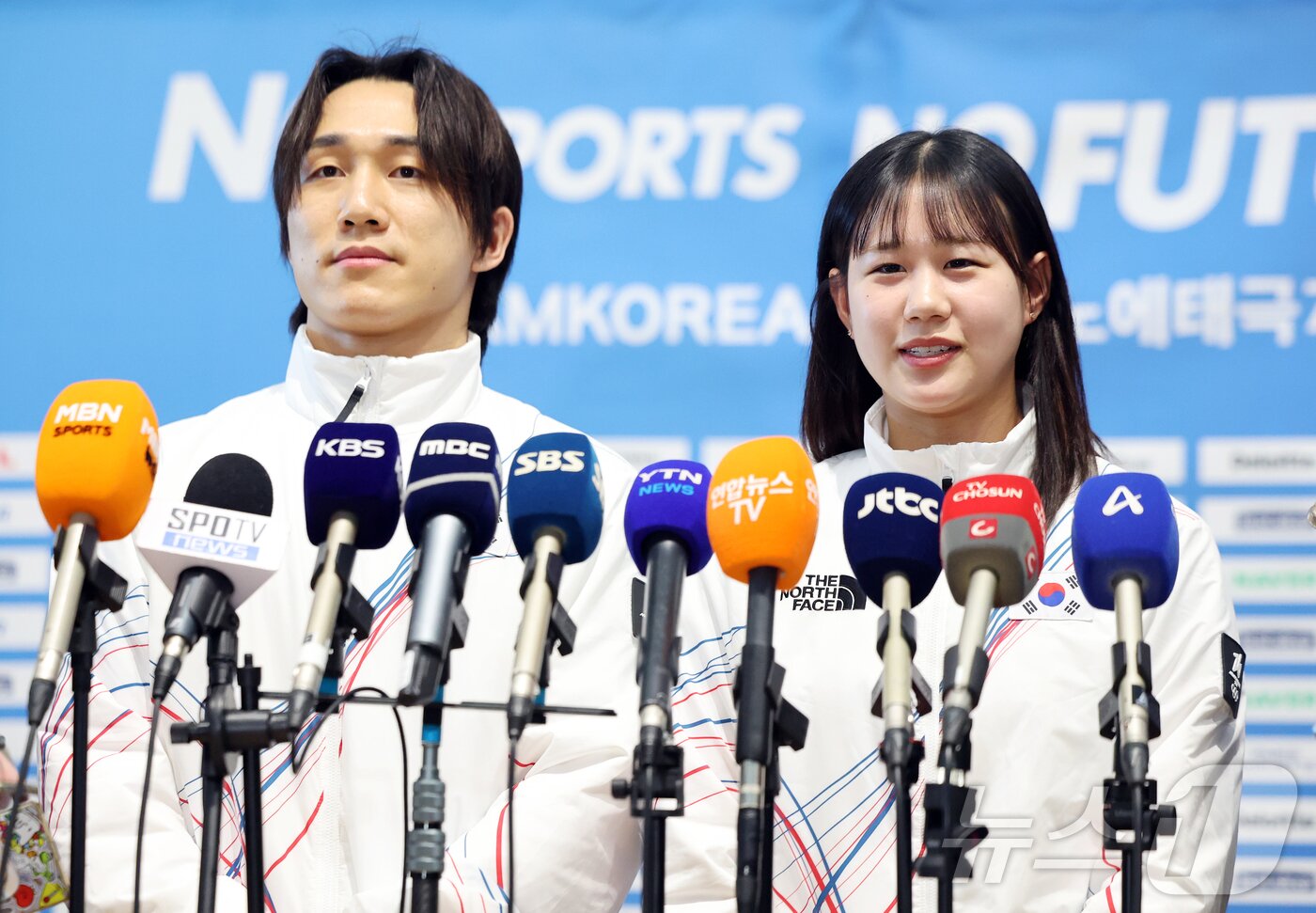 본문 이미지 - 2026 밀라노·코르티나담페초 동계올림픽에 출전하는 대한민국 스켈레톤 대표팀의 김지수와 홍수정(오른쪽)이 30일 오전 인천국제공항 제2터미널을 통해 이탈리아 밀라노로 출국 전 취재진과 공식 인터뷰를 하고 있다. 2026.1.30/뉴스1 ⓒ News1 김진환 기자