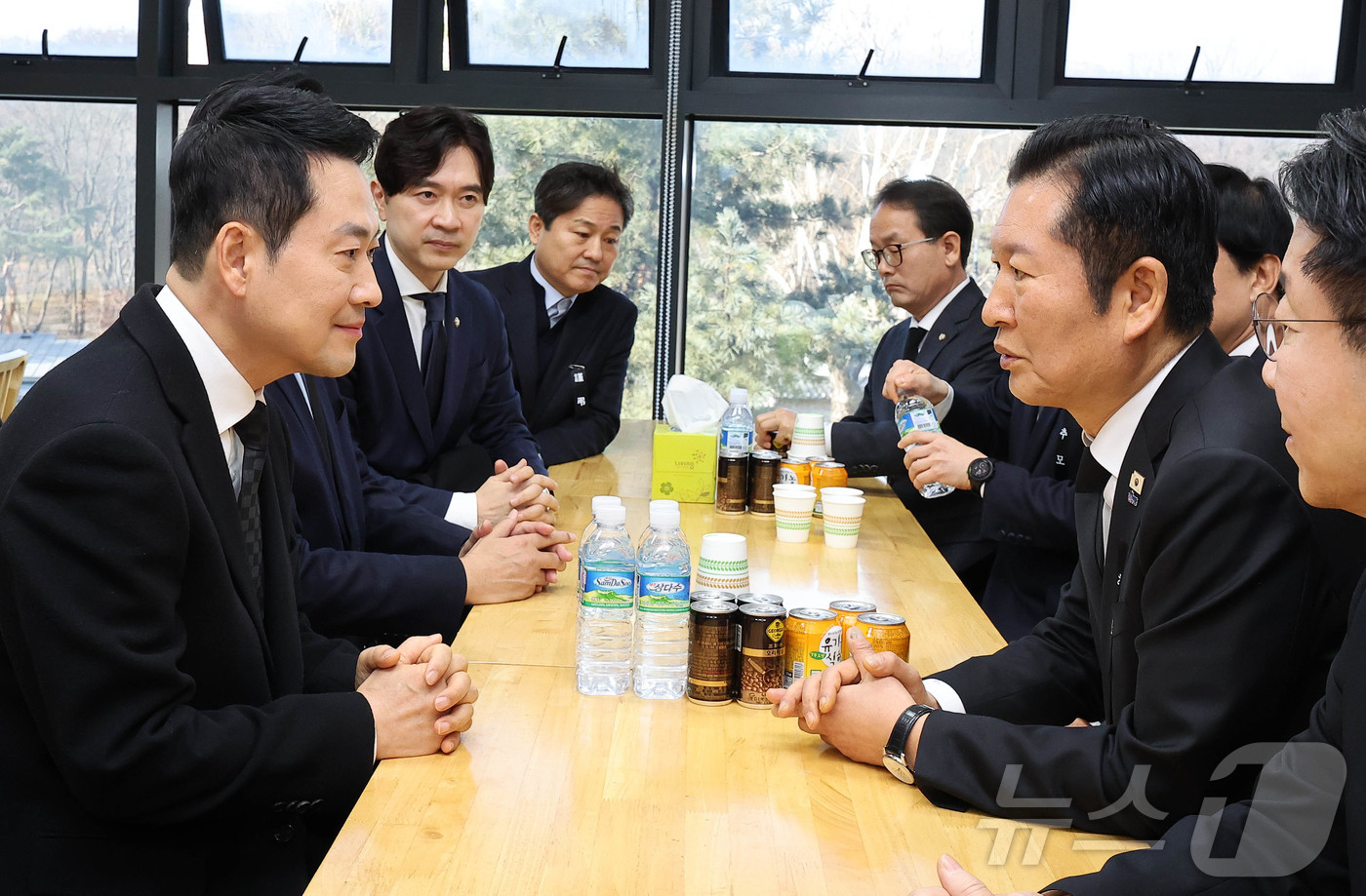 (서울=뉴스1) 사진공동취재단 = 장동혁 국민의힘 대표가 30일 오전 서울 종로구 서울대학교병원 장례식장에 마련된 故 이해찬 전 국무총리의 빈소를 찾아 조문한 뒤 정청래 더불어민주 …