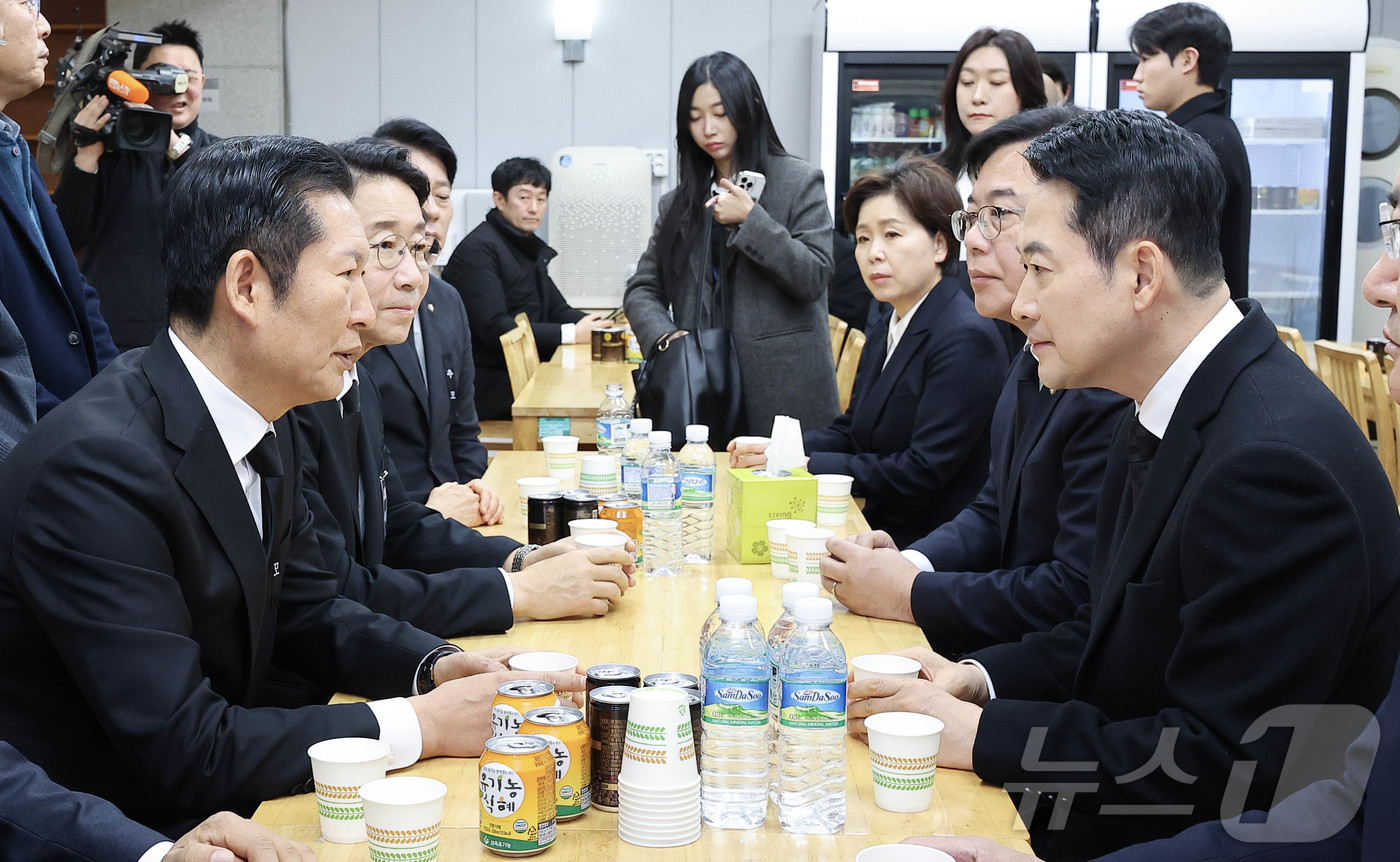 (서울=뉴스1) 사진공동취재단 = 장동혁 국민의힘 대표가 30일 오전 서울 종로구 서울대학교병원 장례식장에 마련된 故 이해찬 전 국무총리의 빈소를 찾아 조문한 뒤 정청래 더불어민주 …