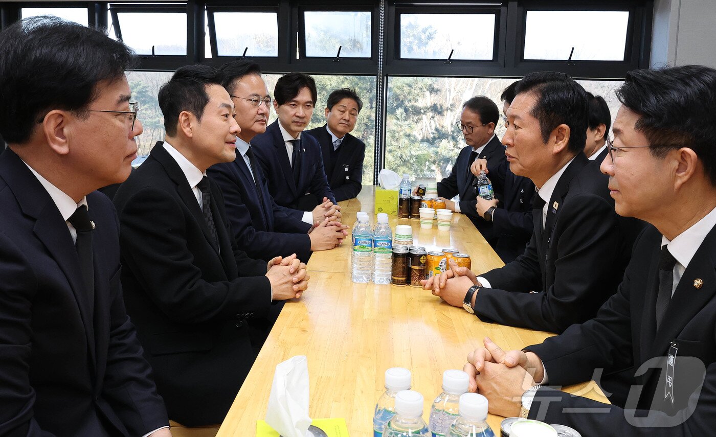 본문 이미지 - 장동혁 국민의힘 장동혁 대표가 30일 오전 서울 종로구 서울대학교병원 장례식장에 마련된 故 이해찬 전 국무총리의 빈소를 찾아 조문한 뒤 정청래 더불어민주당 대표와 대화하고 있다. 2026.1.30/뉴스1 ⓒ News1 사진공동취재단