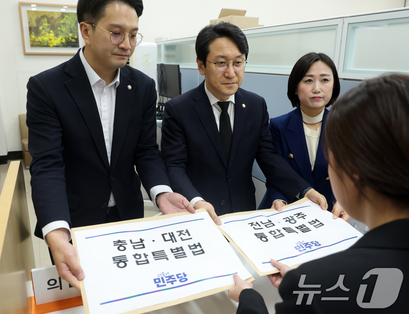 (서울=뉴스1) 신웅수 기자 = 천준호 더불어민주당 원내수석부대표와 전용기 원내소통수석부대표, 백승아 원내대변인이 30일 서울 여의도 국회 의안과에 '충남·대전 통합특별법'과 '전 …