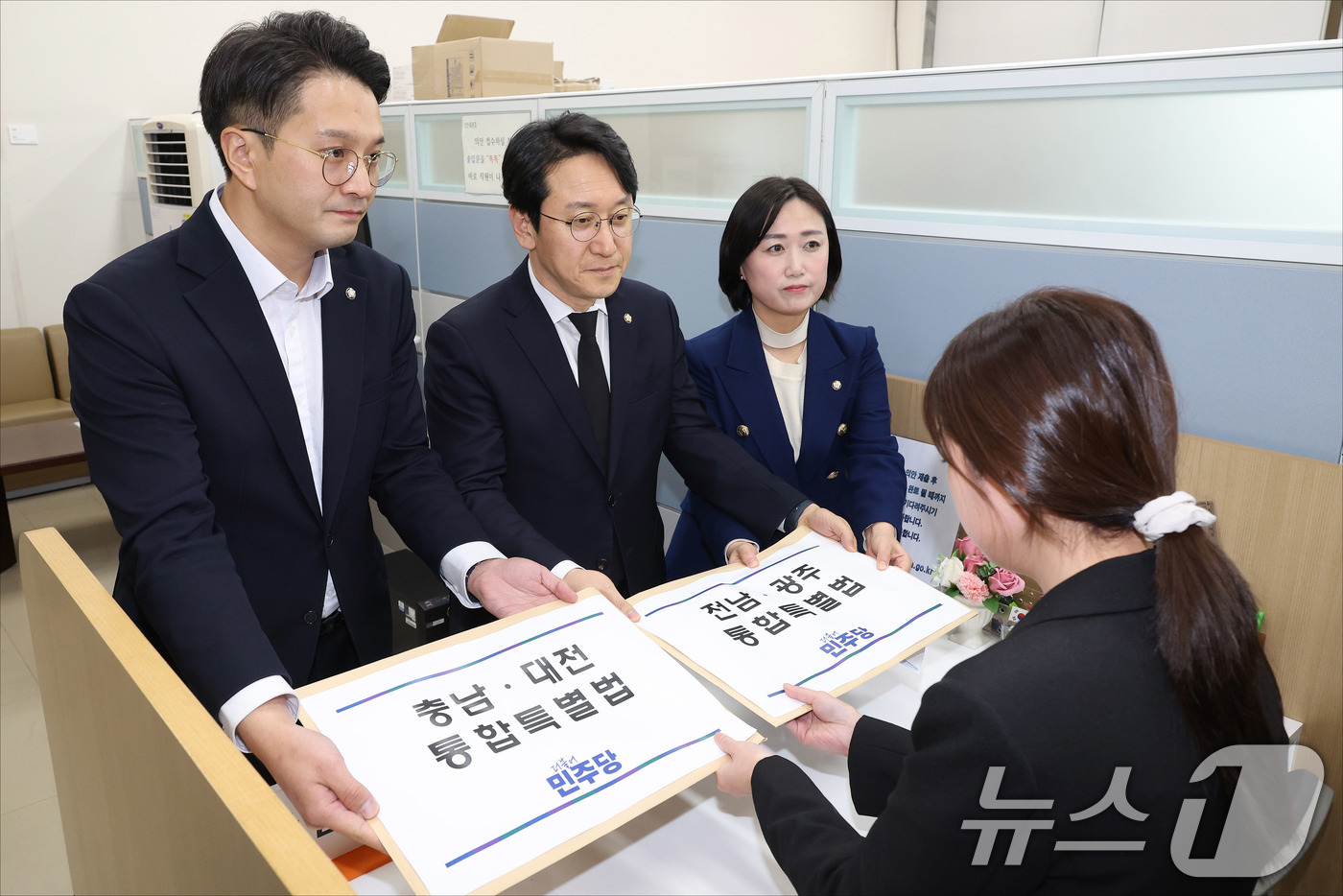 (서울=뉴스1) 신웅수 기자 = 천준호 더불어민주당 원내수석부대표와 전용기 원내소통수석부대표, 백승아 원내대변인이 30일 서울 여의도 국회 의안과에 '충남·대전 통합특별법'과 '전 …