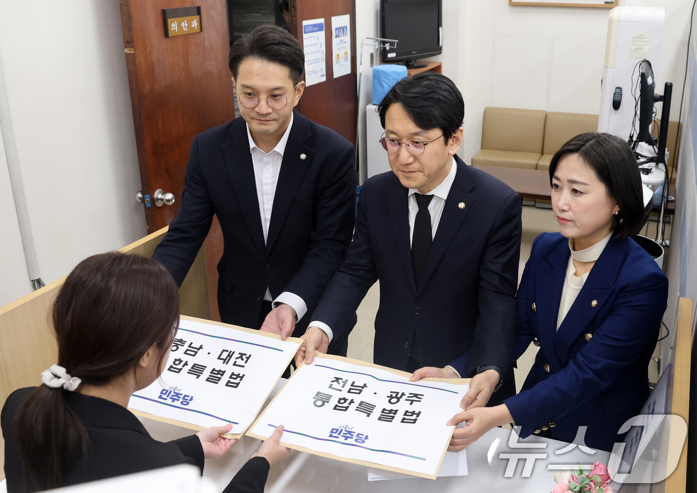 (서울=뉴스1) 신웅수 기자 = 천준호 더불어민주당 원내수석부대표와 전용기 원내소통수석부대표, 백승아 원내대변인이 30일 서울 여의도 국회 의안과에 '충남·대전 통합특별법'과 '전 …