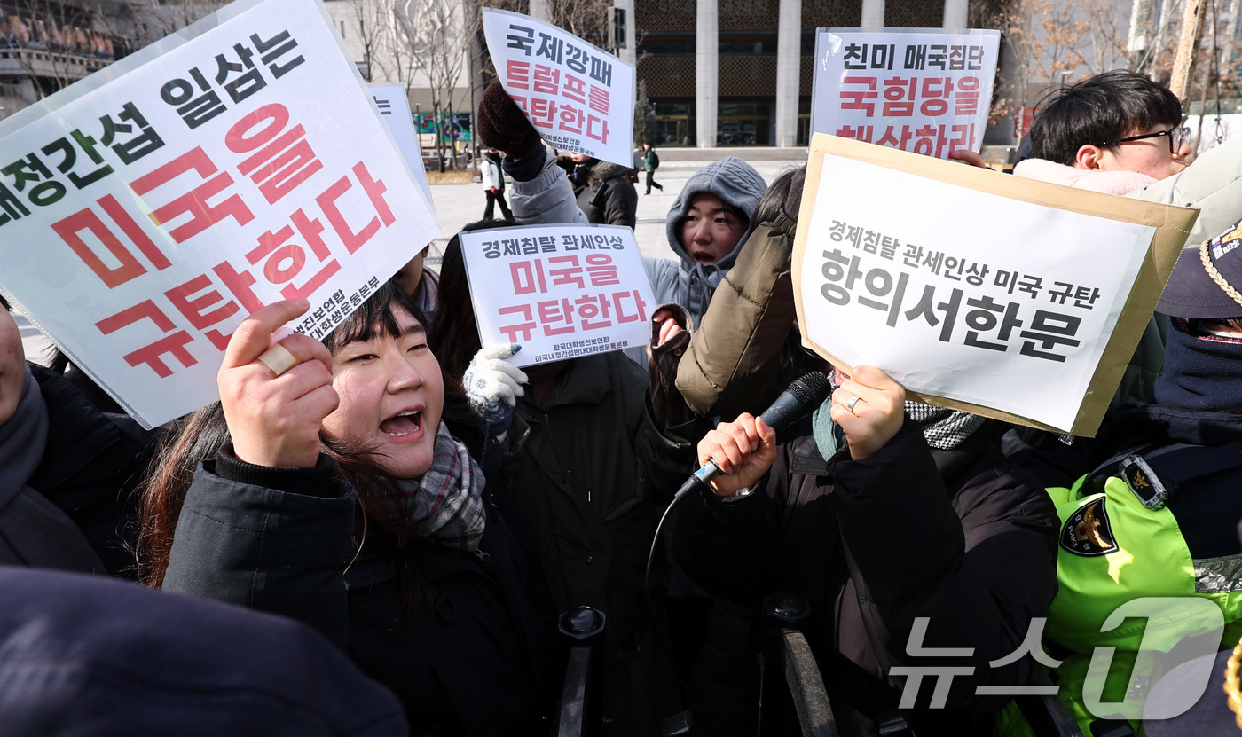 (서울=뉴스1) 최지환 기자 = 한국대학생진보연합 회원들이 30일 서울 종로구 광화문광장에서 열린 미국 규탄 대학생 기자회견을 마치고 항의서한문 제출을 위해 주한미국대사관으로 이동 …