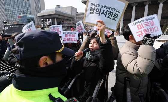 경찰과 대치하는 한국대학생진보연합