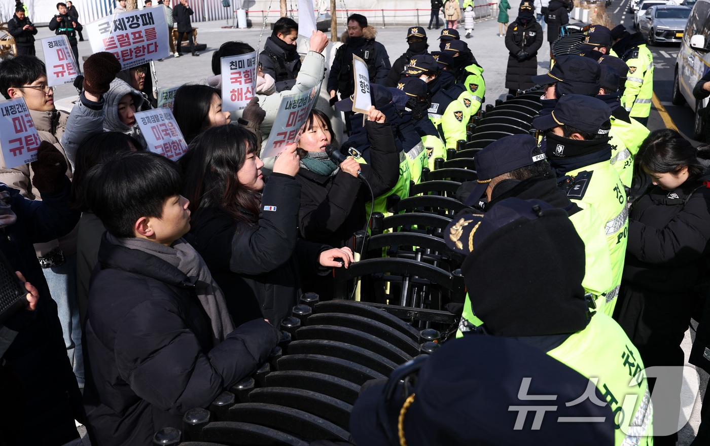 (서울=뉴스1) 최지환 기자 = 한국대학생진보연합 회원들이 30일 서울 종로구 광화문광장에서 열린 미국 규탄 대학생 기자회견을 마치고 항의서한문 제출을 위해 주한미국대사관으로 이동 …