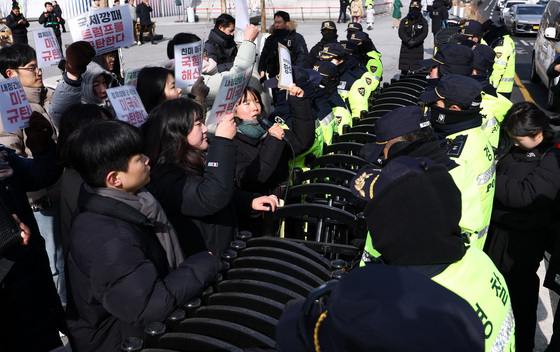 주한미국대사관 이동 중 경찰에 차단된 대진연