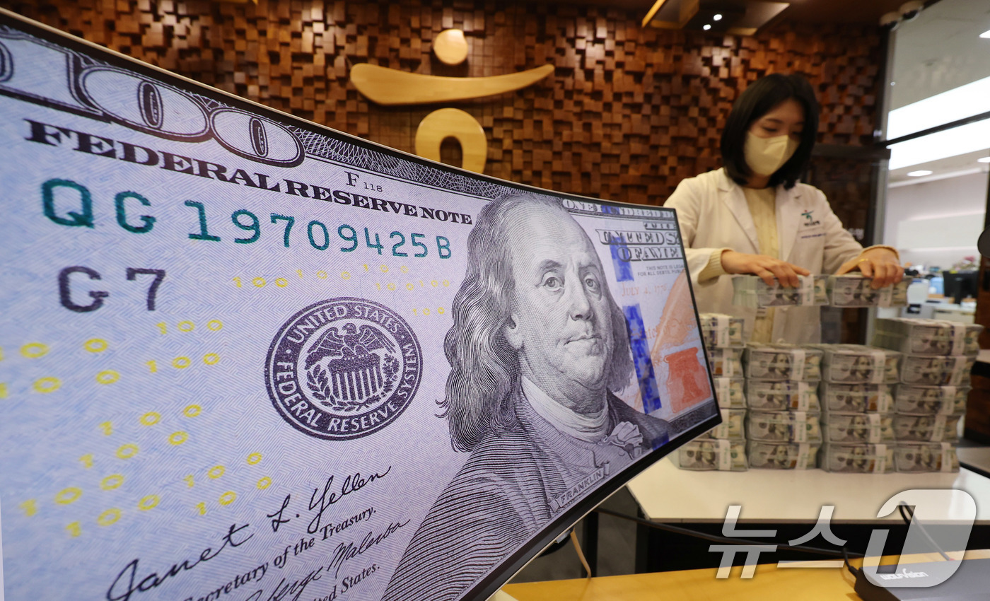 (서울=뉴스1) 박지혜 기자 = 30일 서울 중구 하나은행 위변조대응센터에서 직원이 달러화를 정리하고 있다.미국 재무부가 한국을 '환율 관찰대상국'으로 재지정했다. 대(對)미 무역 …