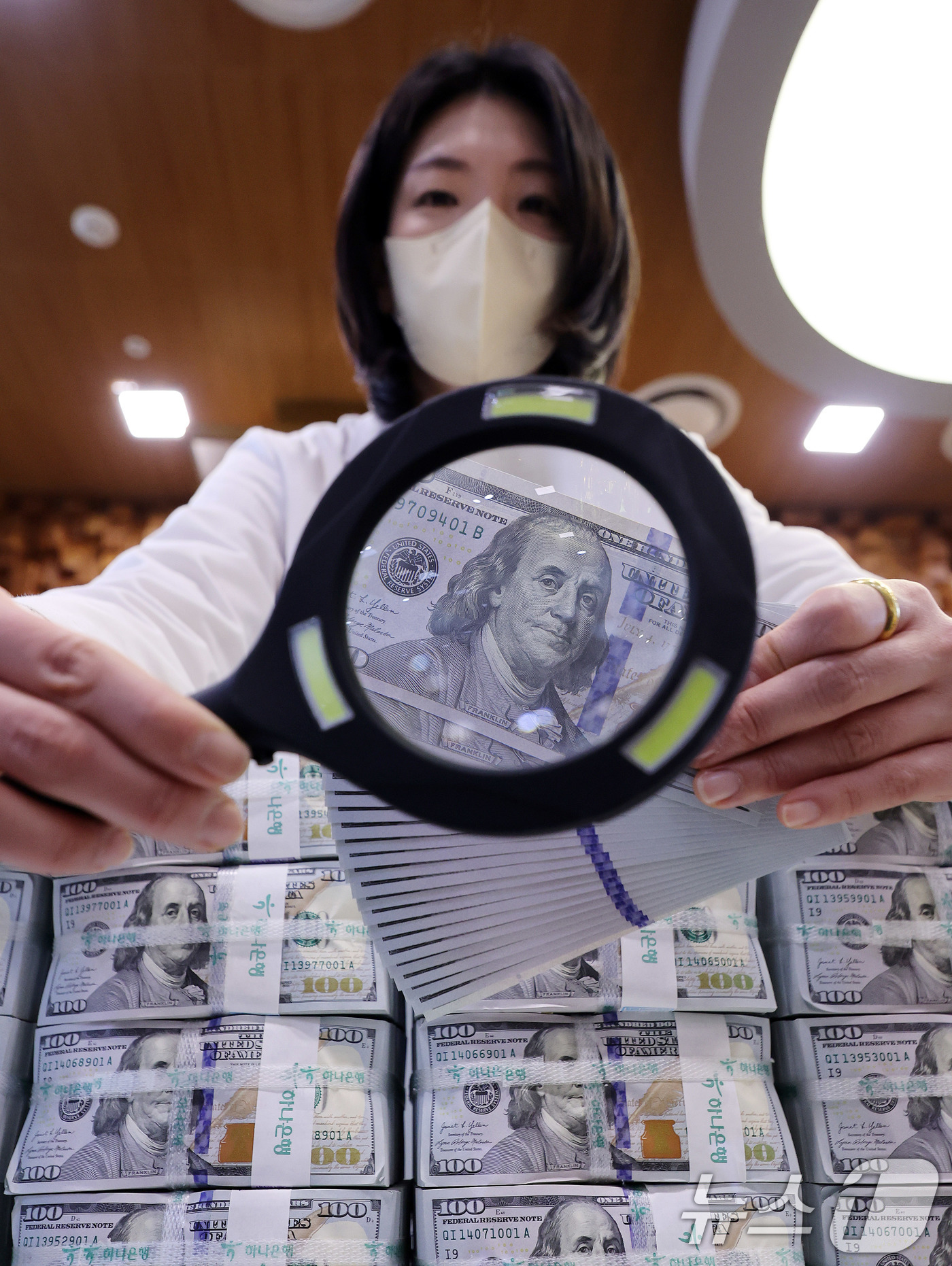 (서울=뉴스1) 박지혜 기자 = 30일 서울 중구 하나은행 위변조대응센터에서 직원이 달러화를 정리하고 있다.미국 재무부가 한국을 '환율 관찰대상국'으로 재지정했다. 대(對)미 무역 …