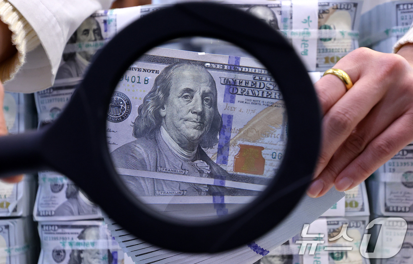 (서울=뉴스1) 박지혜 기자 = 30일 서울 중구 하나은행 위변조대응센터에서 직원이 달러화를 살펴보고 있다.미국 재무부가 한국을 '환율 관찰대상국'으로 재지정했다. 대(對)미 무역 …