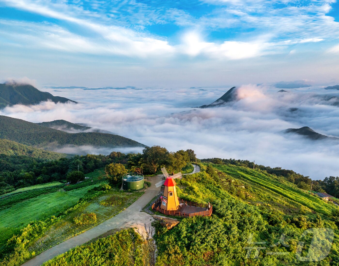 본문 이미지 - 빠듯한 일정 대신 여백 있는 하루, 유명 관광지보다 ‘나만의 무드’를 담을 수 있는 여행을 찾는 흐름 속에서 경북 군위군이 조용히 머무는 여행지로 주목받고 있다.사진은 화산산성(군위군 제공. 재판매 및 DB금지) /뉴스1