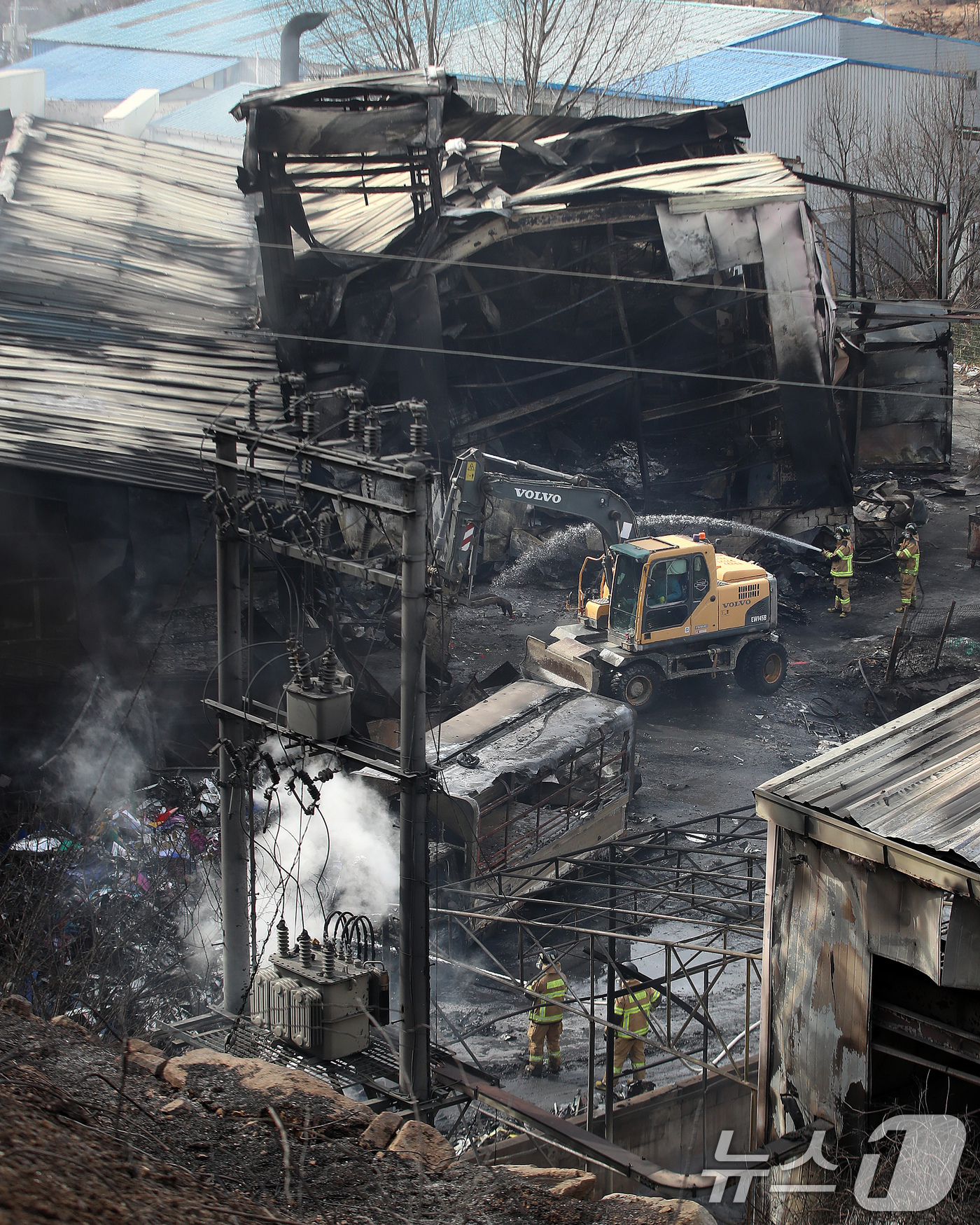 (김해=뉴스1) 윤일지 기자 = 30일 경남 김해 한 비철금속 제조공장 화재 현장에서 소방대원들이 진화작업을 벌이고 있다.소방당국은 이 공장에서 화재가 발생한 지 15시간 24분 …