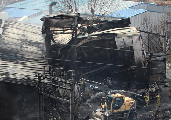 이틀째 진화 작업 나서는 소방당국