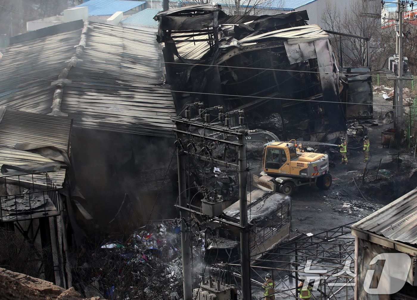 (김해=뉴스1) 윤일지 기자 = 30일 경남 김해 한 비철금속 제조공장 화재 현장에서 소방대원들이 진화작업을 벌이고 있다.소방당국은 이 공장에서 화재가 발생한 지 15시간 24분 …