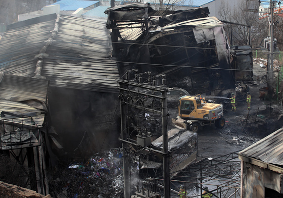 김해 비철금속 공장 화재 진압하는 소방