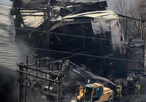 김해 비철금속 공장 화재 진압하는 소방