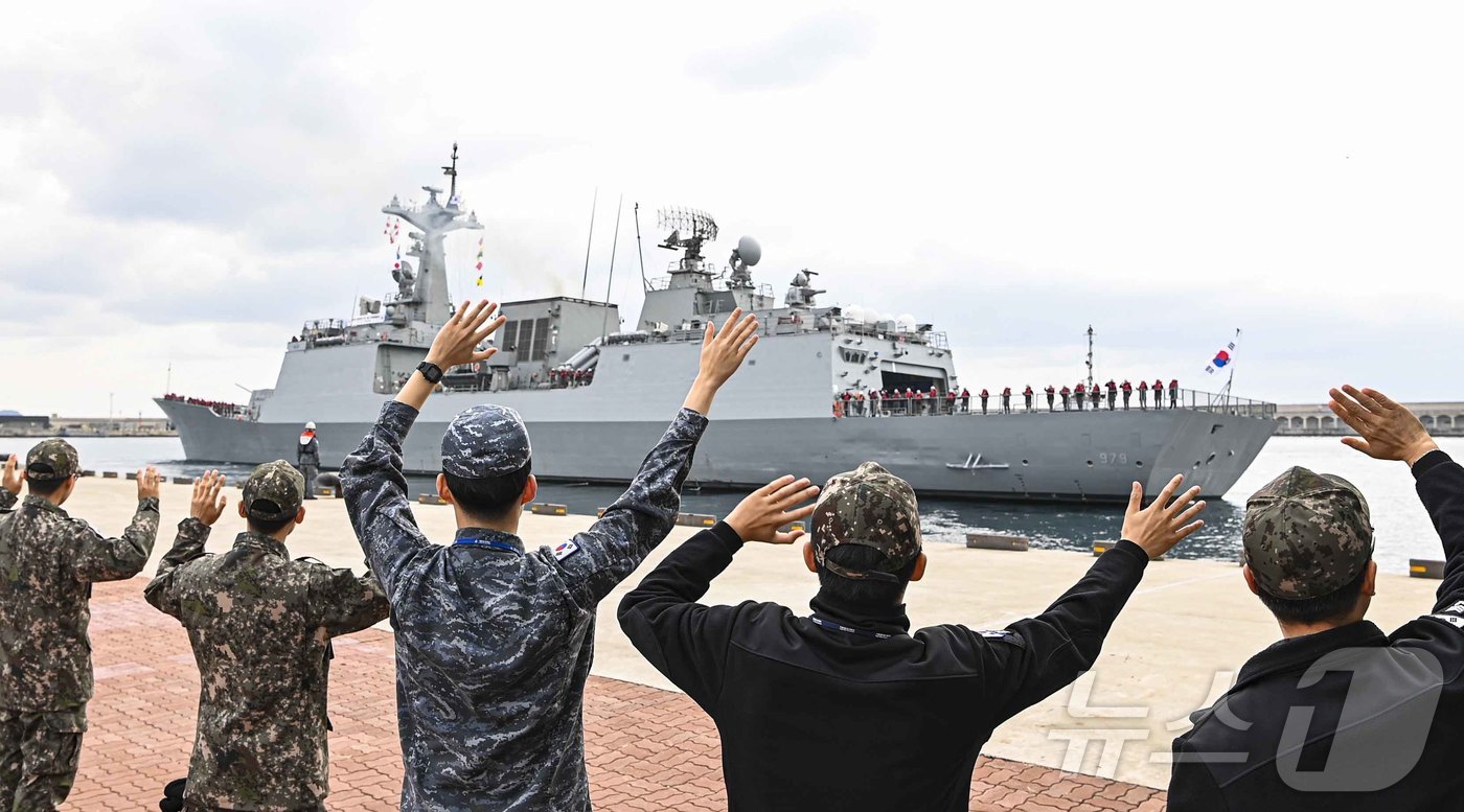 (서울=뉴스1) = 30일 오전 제주해군기지에서 해군 구축함 강감찬함(DDH-Ⅱ, 4,400톤급)이 인도 국제관함식 및 다국간 해상훈련 밀란 훈련에 참가하기 위해 기동함대 장병들의 …