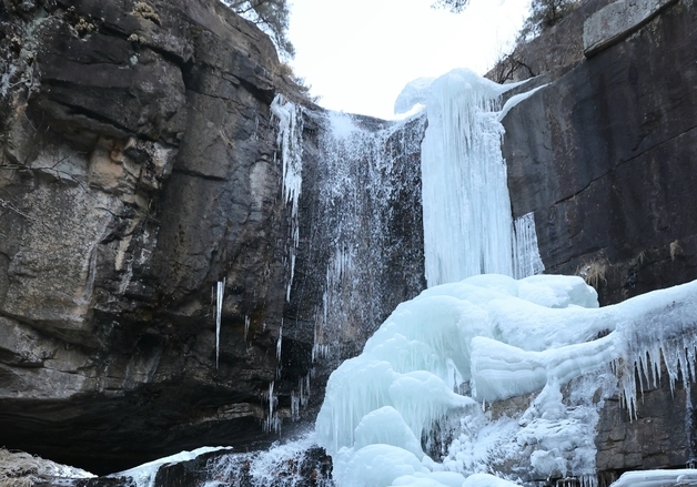 [풍경] 맹 추위가 빚은 절경…괴산 수옥폭포, 웅장한 빙폭 장관