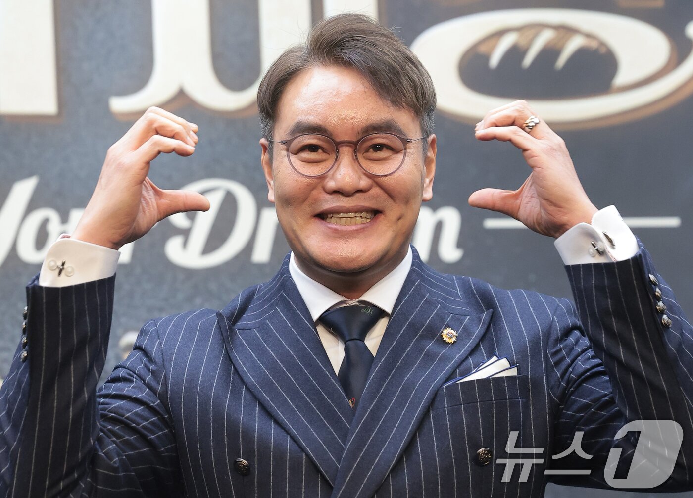 본문 이미지 - 심사위원 이석원이 30일 서울 마포구 스태포드호텔에서 열린 MBN K-베이커리 서바이벌 ‘천하제빵 : 베이크 유어 드림’ 제작발표회에 참석해 포즈를 취하고 있다. '천하제빵'은 단순한 음식을 넘어 하나의 트렌드가 된 'K-빵'의 열풍을 이끌, 세계최강 제과제빵사를 선발하는 국내 최초 'K-베이커리 서바이벌'이다. 전국 팔도에서 모인 명장부터 세계적인 파티시에, 참신한 레시피의 재야 제빵사까지, 전 세계 72명 제빵, 제과사들이 계급장을 떼고 펼치는 초대형 글로벌 제과제빵 대전이다. 2026.1.30 ⓒ 뉴스1 권현진 기자