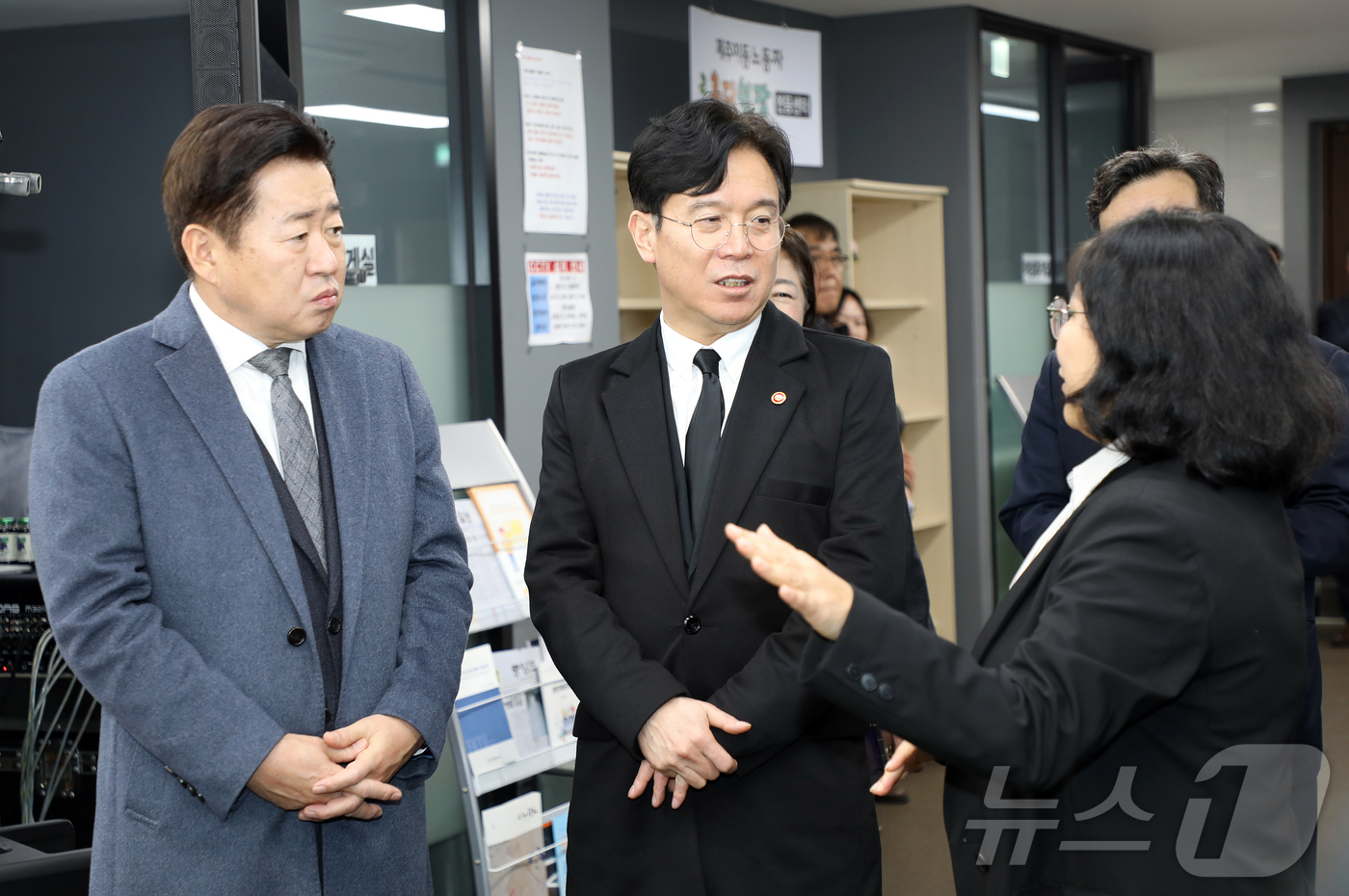 (제주=뉴스1) 오미란 기자 = 김영훈 고용노동부 장관이 오영훈 제주특별자치도지사와 함께 30일 오후 제주시 연동에 있는 \'혼디쉼팡 연동센터(이동노동자 휴식 공간)\'를 둘러보고 …