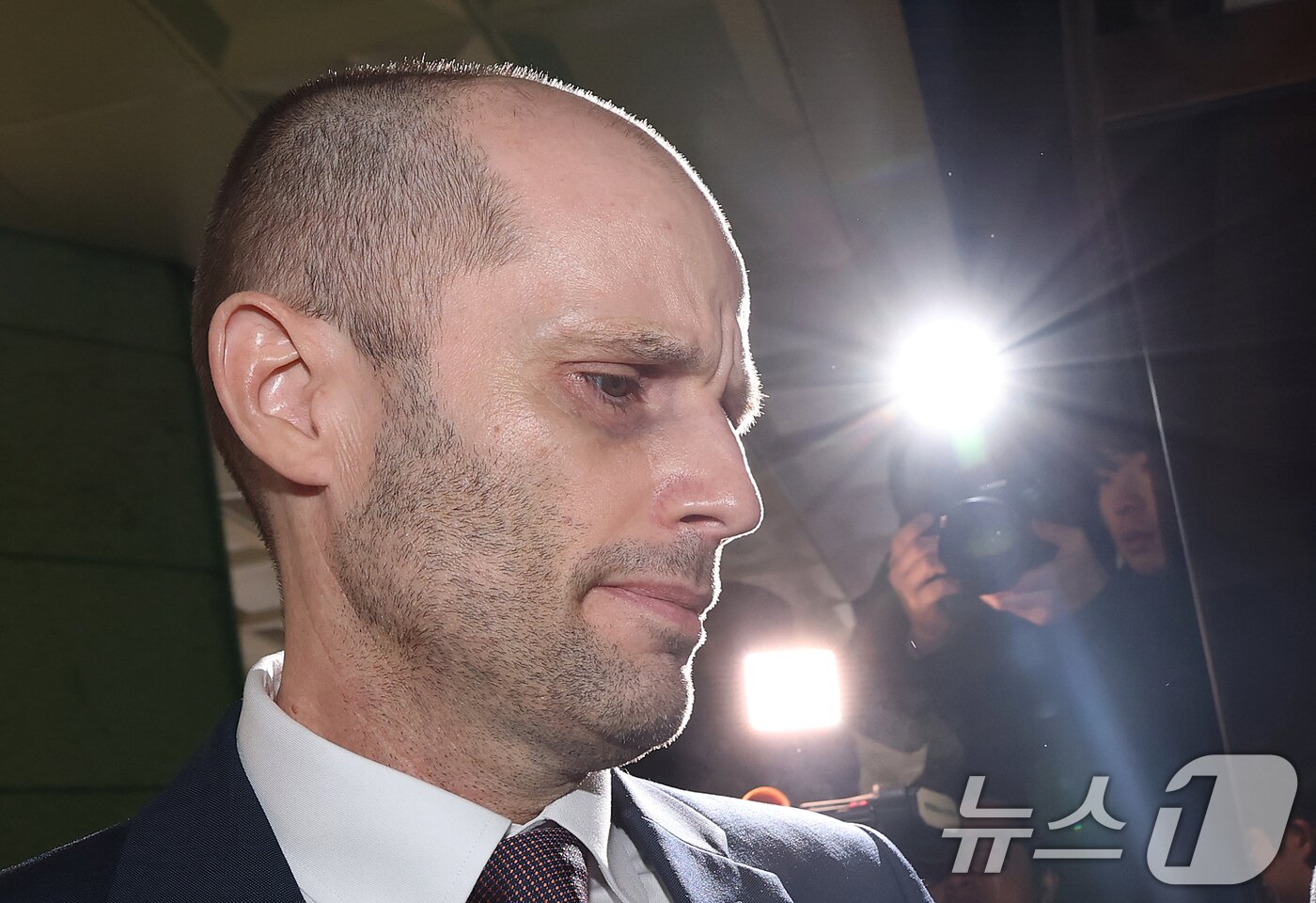 본문 이미지 - 해롤드 로저스 쿠팡 한국법인 임시대표가 30일 오후 서울 종로구 서울경찰청 쿠팡 수사 종합 태스크포스(TF)에서 '셀프 조사' 관련 증거인멸 등 혐의와 관련한 피고발인 조사를 받기 위해 출석하고 있다. 경찰은 두 차례 출석 요구 불응 끝에 소환된 로저스 대표를 상대로 쿠팡 개인정보 유출사태 내부 조사과정에서의 증거인멸 정황, 셀프 조사 발표 경위 등을 집중 확인할 방침이다. 2026.1.30 / ⓒ 뉴스1 오대일 기자