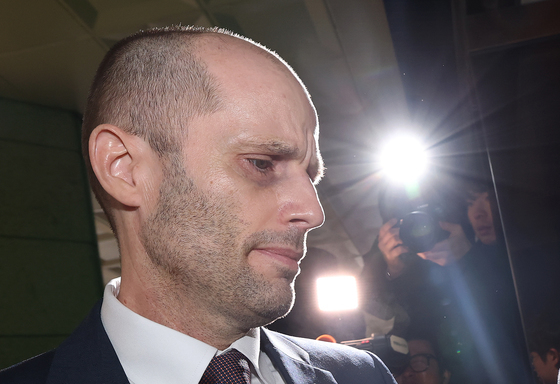 로저스 쿠팡 대표 "모든 수사에 최선"…증거인멸 혐의 첫 경찰 출석