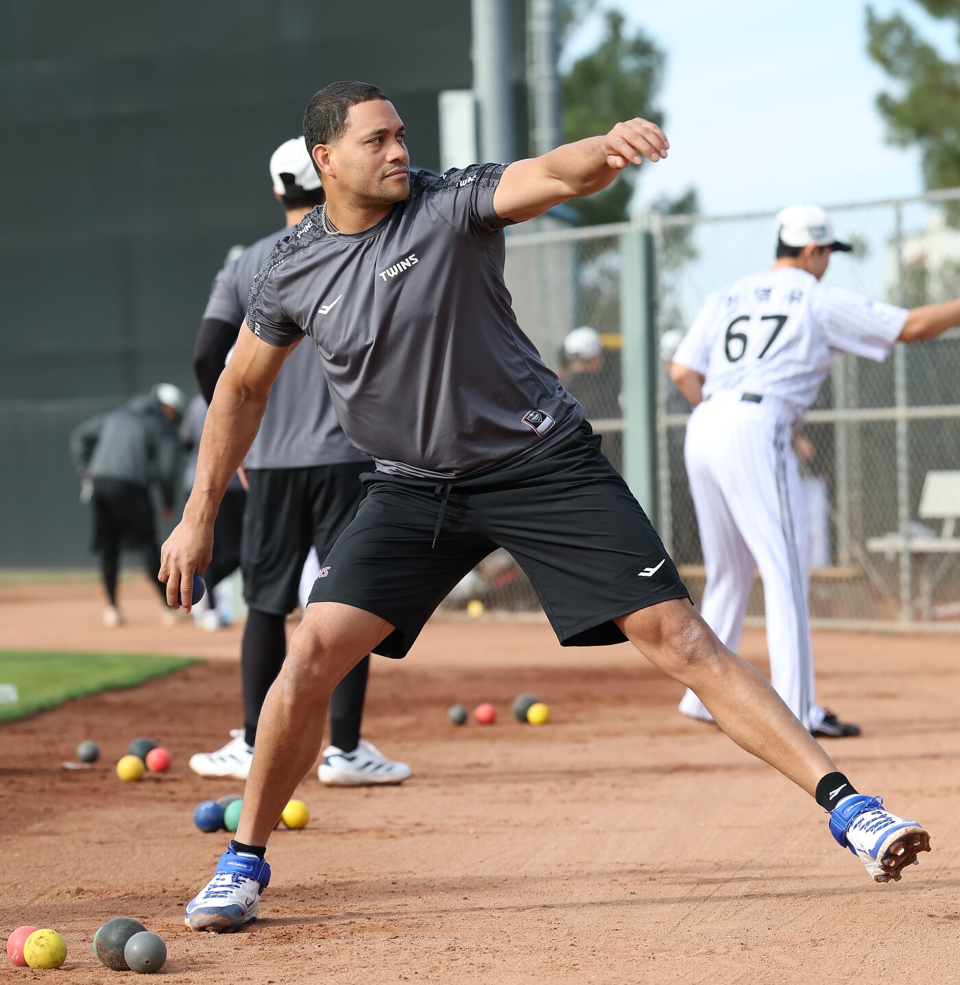 본문 이미지 - LG 트윈스 외국인 투수 요니 치리노스가 30일(한국시간) 미국 애리조나주 스코츠데일에서 진행한 LG 스프링캠프에서 훈련을 소화하고 있다. (LG 트윈스 제공)