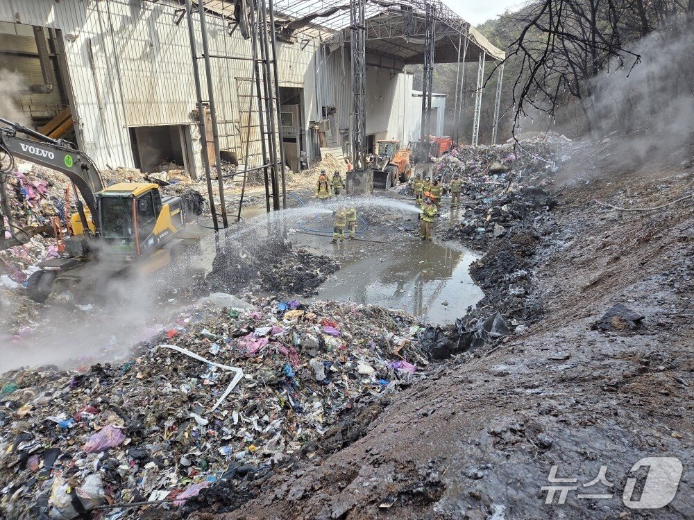 본문 이미지 - 잔불 정리 중인 단양군 매포읍의 한 폐기물 업체 화재.(단양소방서 제공. 재판매 및 DB금지)뉴스1   