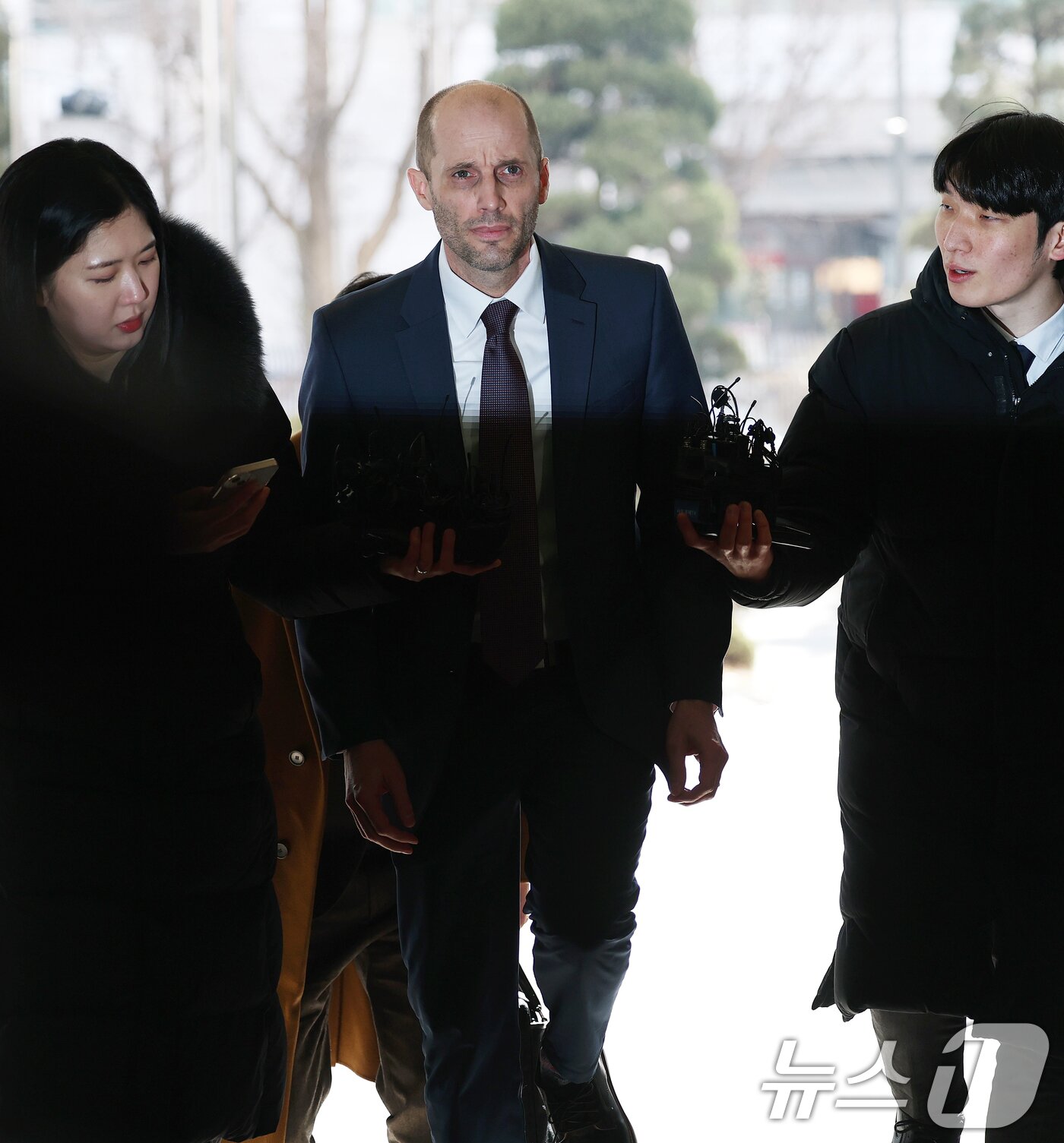 본문 이미지 - 해롤드 로저스 쿠팡 한국법인 임시대표가 30일 오후 서울 종로구 서울경찰청 쿠팡 수사 종합 태스크포스(TF)에서 '셀프 조사' 관련 증거인멸 등 혐의와 관련한 피고발인 조사를 받기 위해 출석하고 있다.  2026.1.30/뉴스1 ⓒ News1 오대일 기자